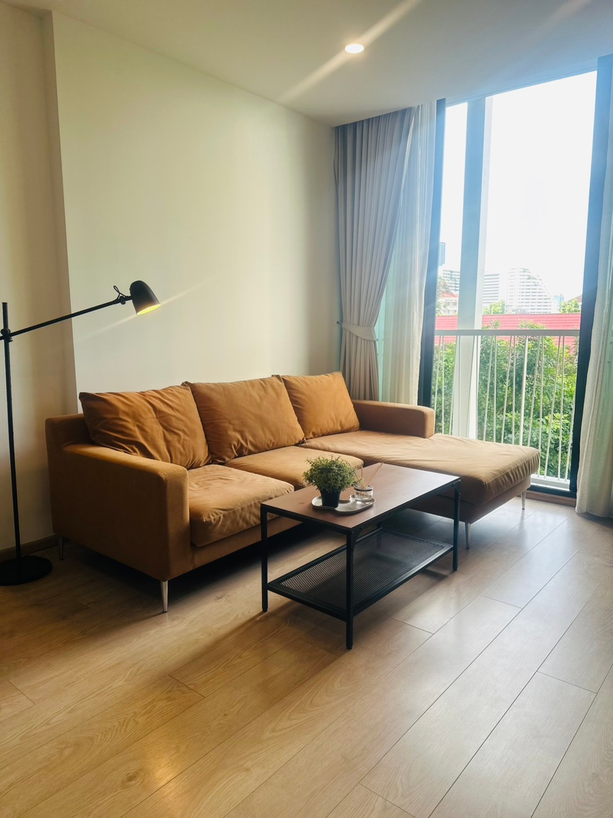 ให้เช่าคอนโดสุขุมวิท อโศก ทองหล่อ : 🏡 ยูนิตชั้นล่าง 2 ห้องนอน ที่ โนเบิล รีโคล 19 | 68 ตรม | ปรับปรุงใหม่ | การ์เดนวิว