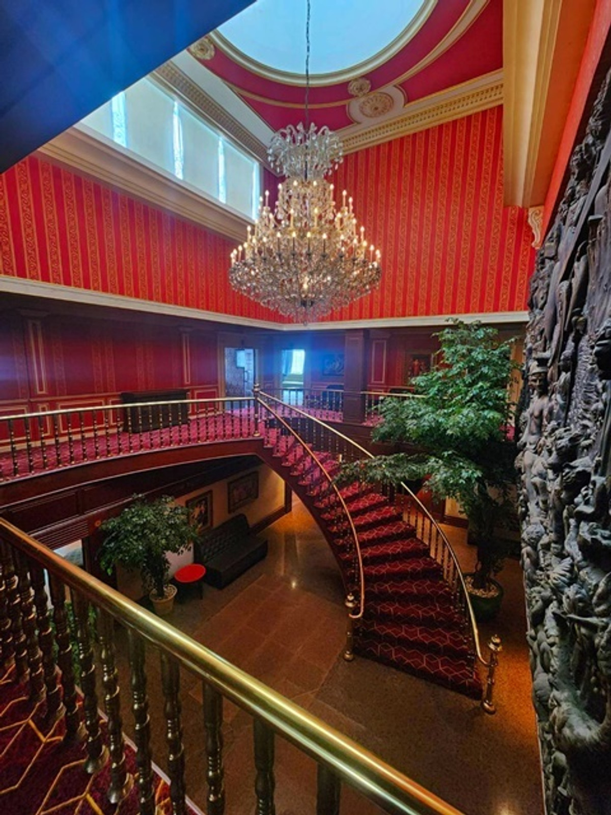 ให้เช่าสำนักงานนานา : สุขุมวิท55 BTSทองหล่อ 300ม. DONKI Mall ปล่อยเช่า KTV อาคาร4ชั้น 2ตึก ขนาดใหญ่ โชว์รูม ผับ บาร์ 300ตรว. 2500ตรม. VIP Ballroom คอนเสริต