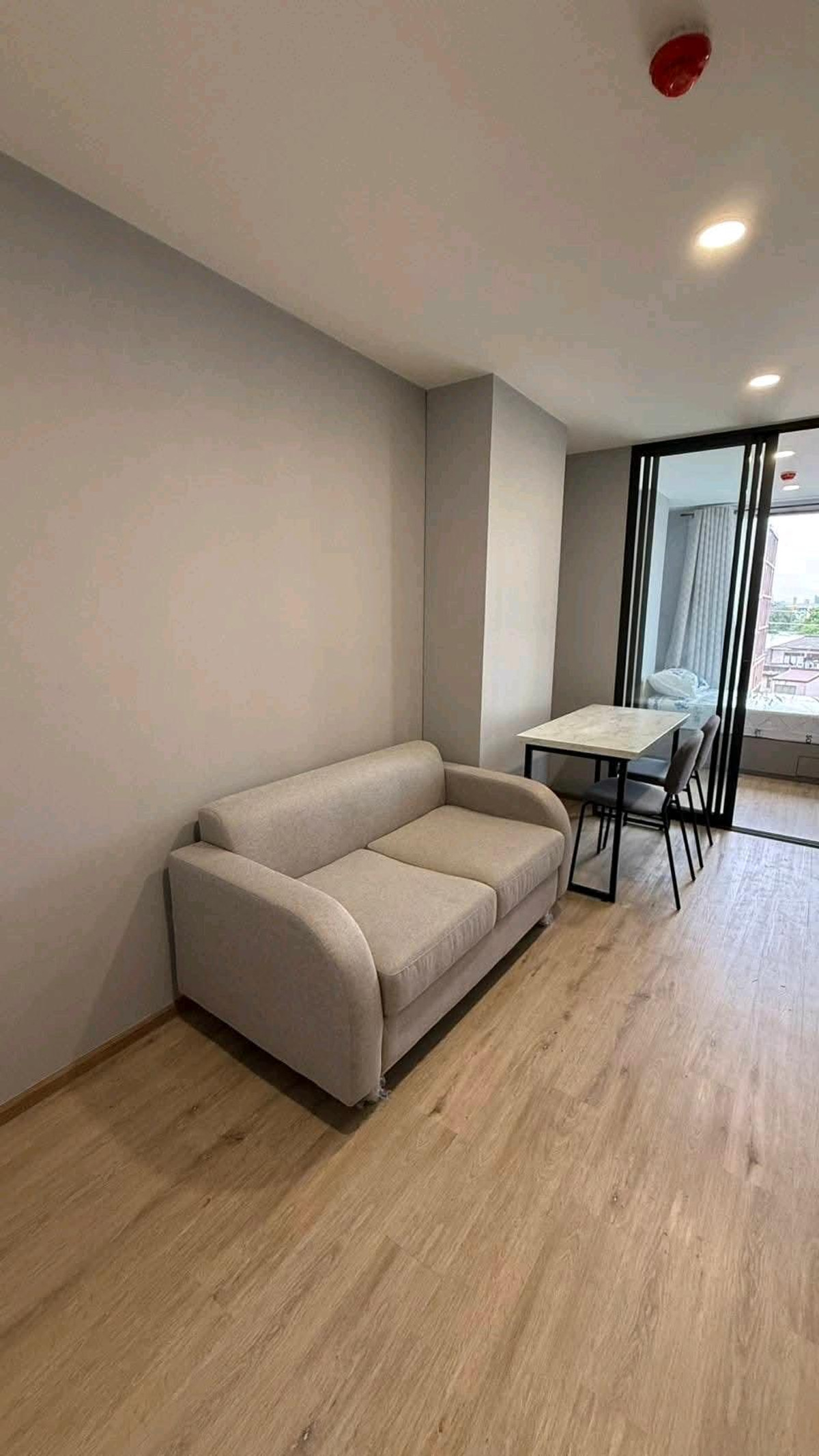 New room, first hand, rent Oneder kaset Loading...