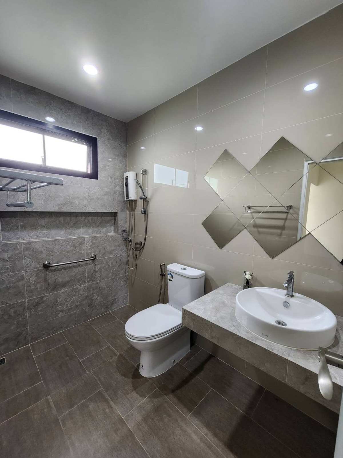 For SaleHouseOnnut, Udomsuk : 3-story detached house for sale, 4 bedrooms, 4 bathrooms, 1 maid's room, near BTS Punnawithi in Muang Thong Village 4, Sukhumvit 101.