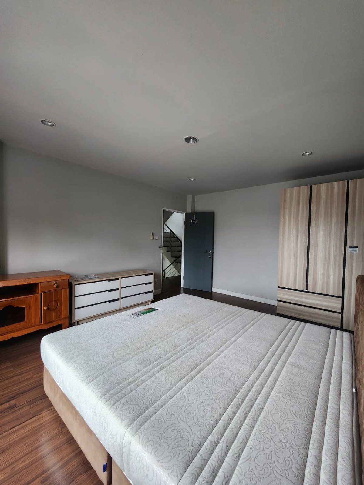 For SaleHouseOnnut, Udomsuk : 3-story detached house for sale, 4 bedrooms, 4 bathrooms, 1 maid's room, near BTS Punnawithi in Muang Thong Village 4, Sukhumvit 101.