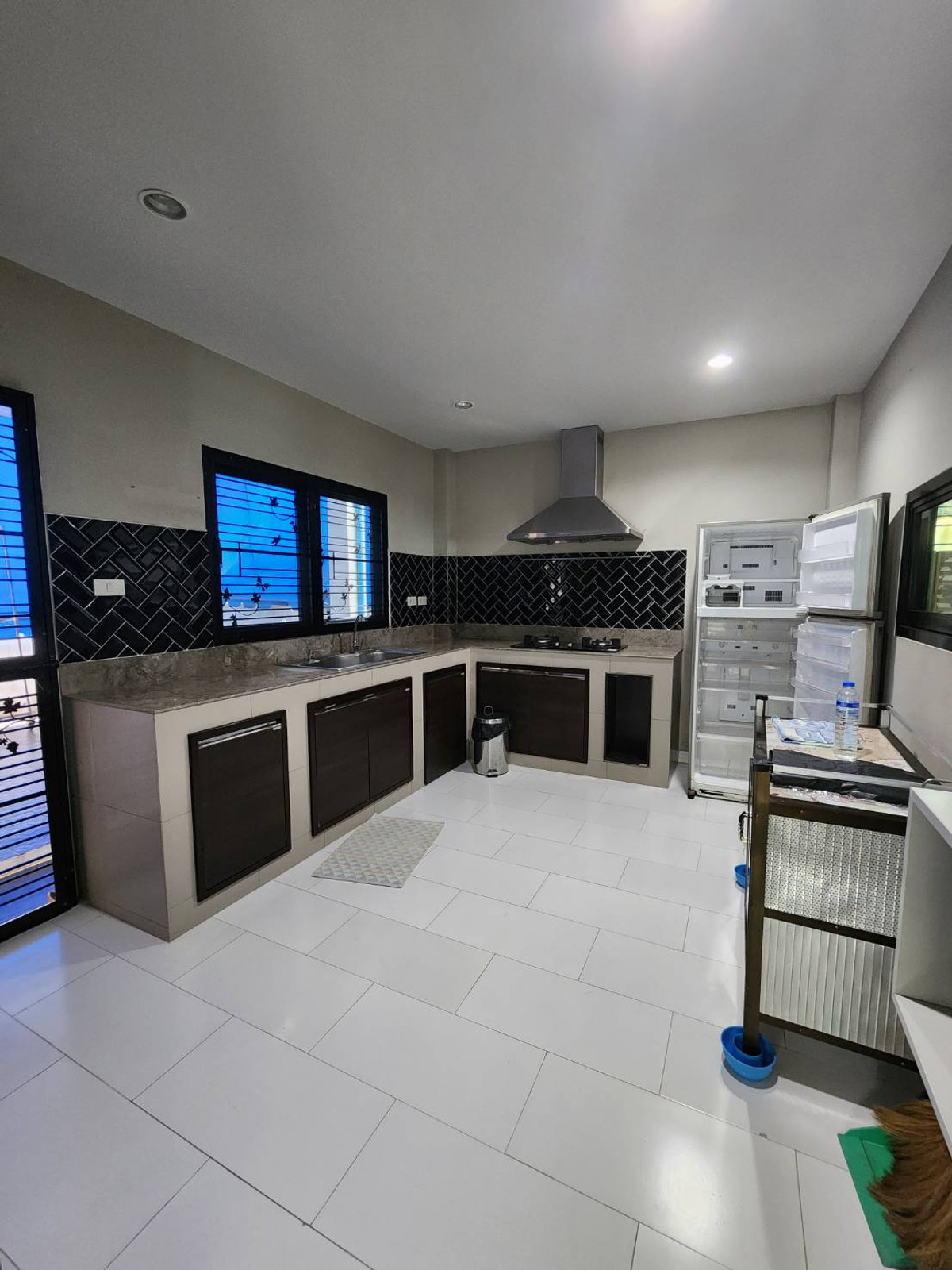 For SaleHouseOnnut, Udomsuk : 3-story detached house for sale, 4 bedrooms, 4 bathrooms, 1 maid's room, near BTS Punnawithi in Muang Thong Village 4, Sukhumvit 101.