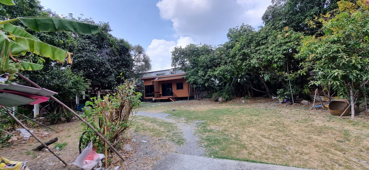 For SaleLandRamkhamhaeng, Hua Mak : Cheap land for sale, next to the main road, corner plot, Hua Mak - Ramkhamhaeng 50.