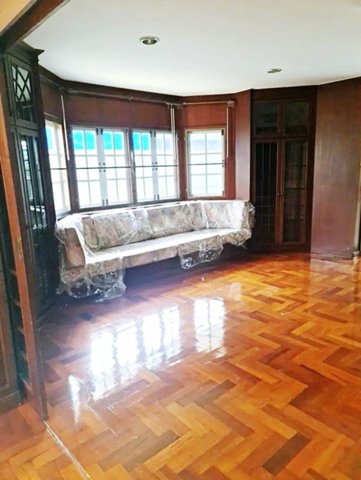 MRT ภาวนา 200ม. ลาดพร้าว 40-48 ให้เช่าบ้านเดี่ยวสุดหรู 2 ชั้น หลังใหญ่ สภาพดี พร้อมเฟอร์ฯ 5 นอน 4 น้ำ ตลาดโชคชัย 4 1.4 กม.เดินทางง่าย Loading...