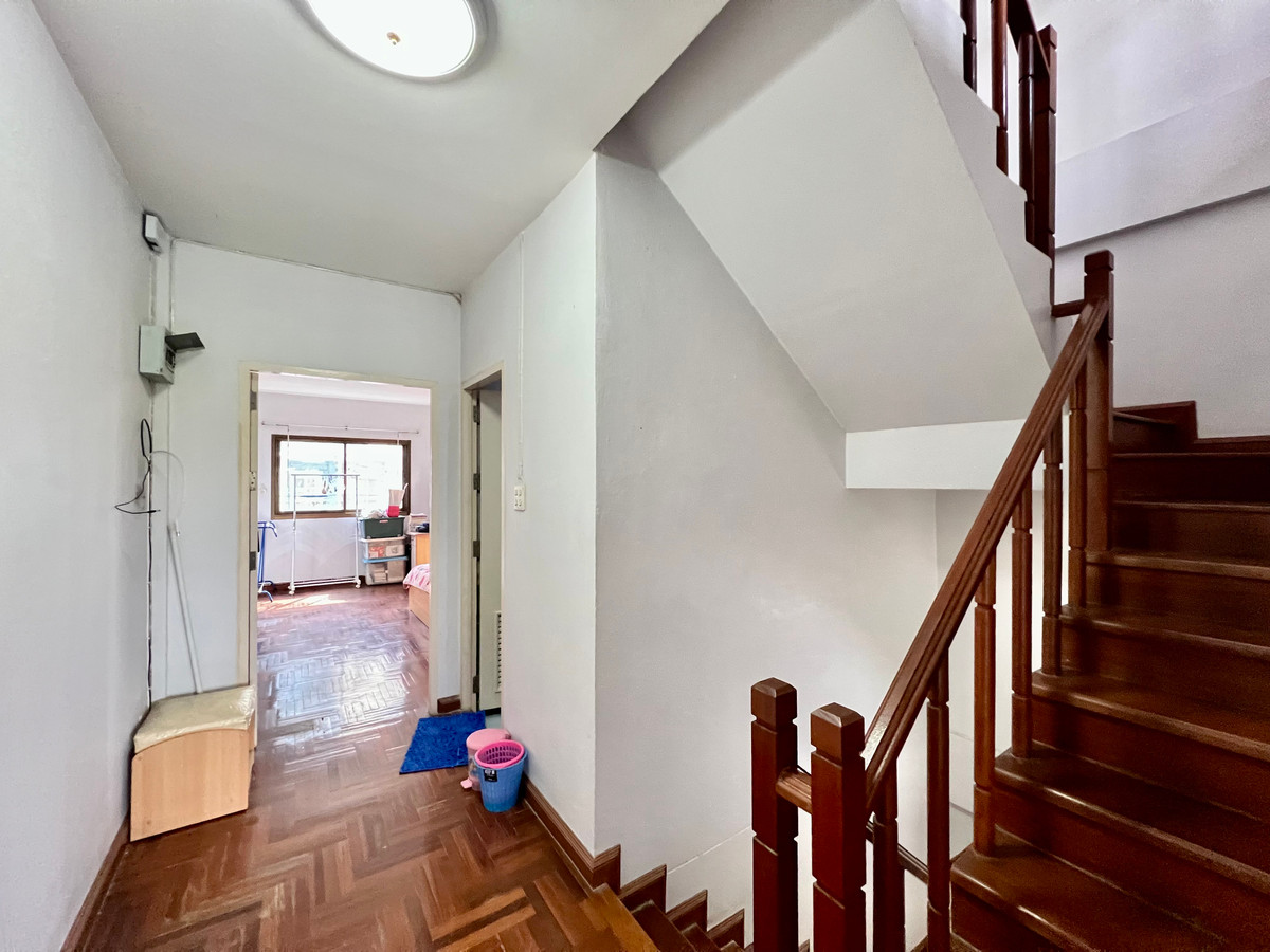 ขายทาวน์โฮมโชคชัย4 ลาดพร้าว71 : ขายทาวน์โฮม 3 ชั้น หมู่บ้านเกตุนุติเชอมีเน่ ลาดพร้าว 87 | ทำเลศักยภาพ ใจกลางลาดพร้าว เดินทางสะดวก ใกล้สิ่งอำนวยความสะดวกครบ