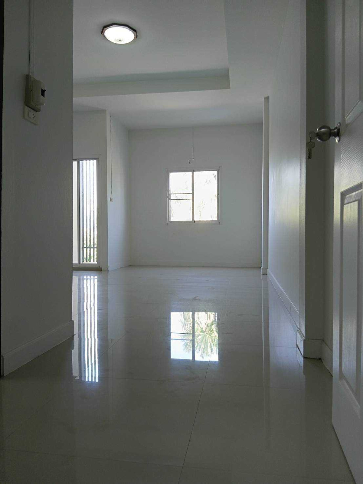 Commercial Building for Sale: Near Bus Terminal, suitable for Home Office. Loading...