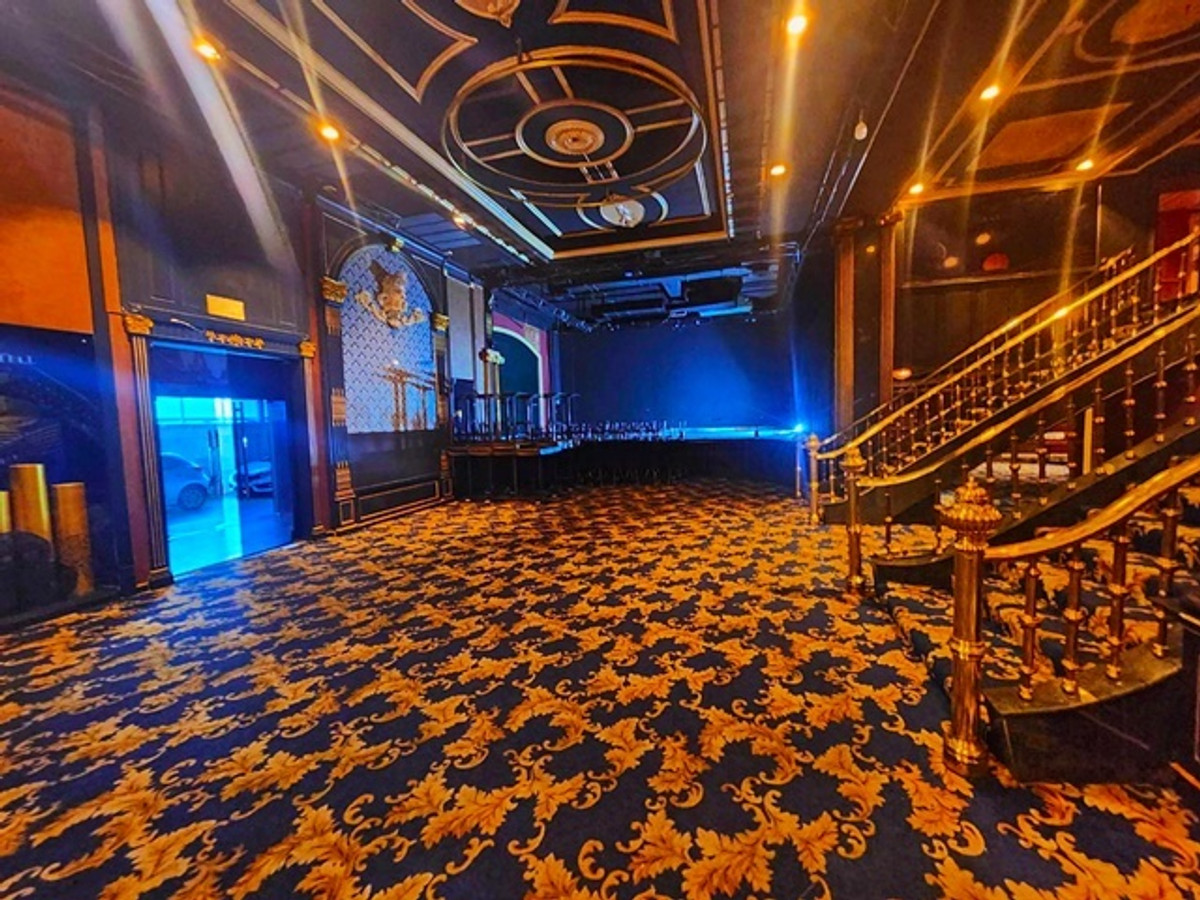 สุขุมวิท55 BTSทองหล่อ 300ม. DONKI Mall ปล่อยเช่า KTV อาคาร4ชั้น 2ตึก ขนาดใหญ่ โชว์รูม ผับ บาร์ 300ตรว. 2500ตรม. VIP Ballroom คอนเสริต Loading...