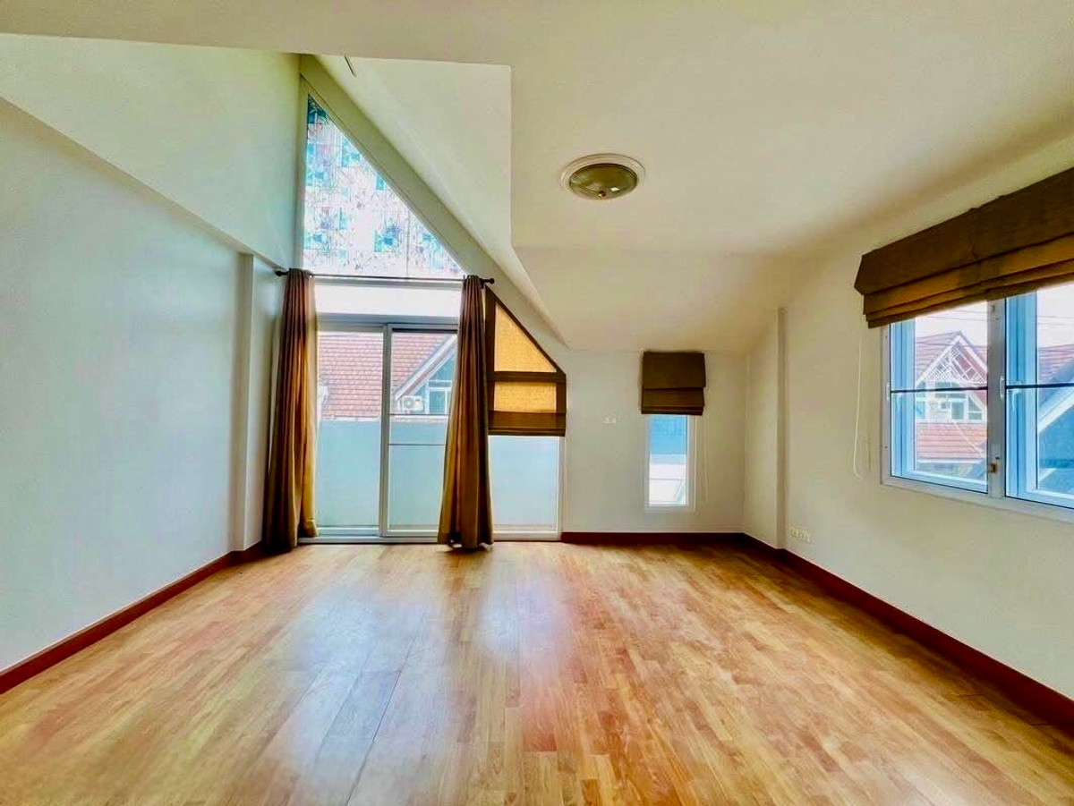 ขายทาวน์โฮมลาดพร้าว101 แฮปปี้แลนด์ : ขายทาวน์เฮ้าส์ 3 ชั้น Merit Place ลาดพร้าว 87 | ทำเลเลียบด่วน เดินทางสะดวก เข้าออกได้หลายทาง คุ้มค่าพร้อมเข้าอยู่