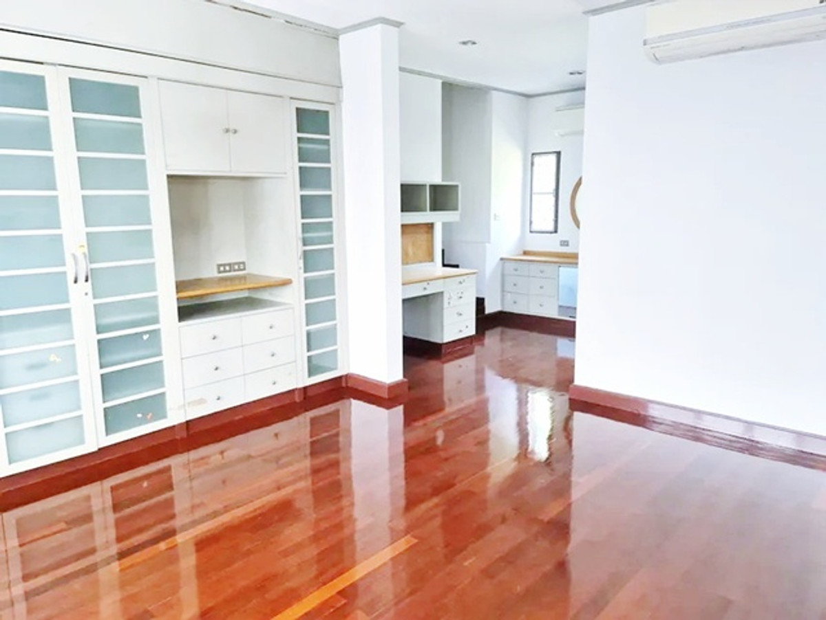 Soi LatPhrao40-48 5bed 4bath MRT Phawana 200m. For rent luxurious 2-story detached house large house Loading...