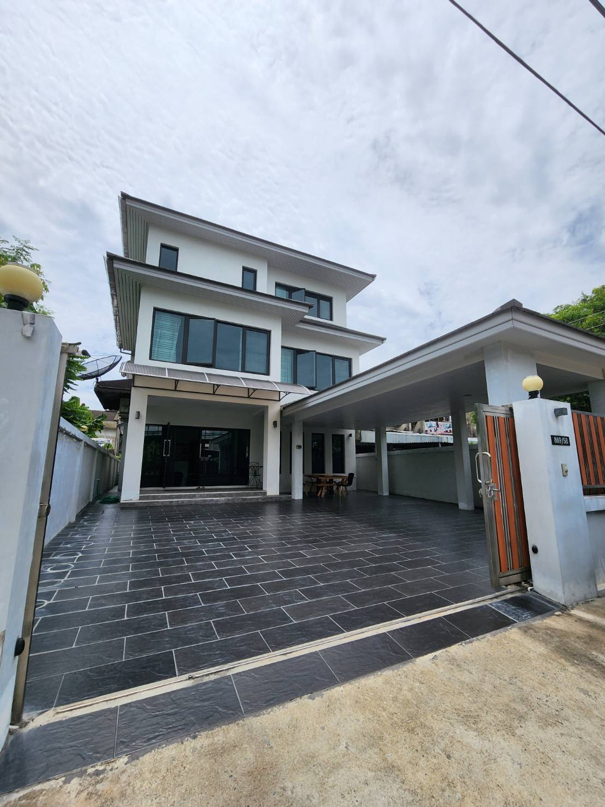 ขายบ้านอ่อนนุช อุดมสุข : ขายบ้านเดี่ยว 3ชั้น 4ห้องนอน 4ห้องน้ำ 1ห้องแม่บ้าน ใกล้BTS ปุณณวิถี  ในหมู่บ้านเมืองทอง4  สุขุมวิท101