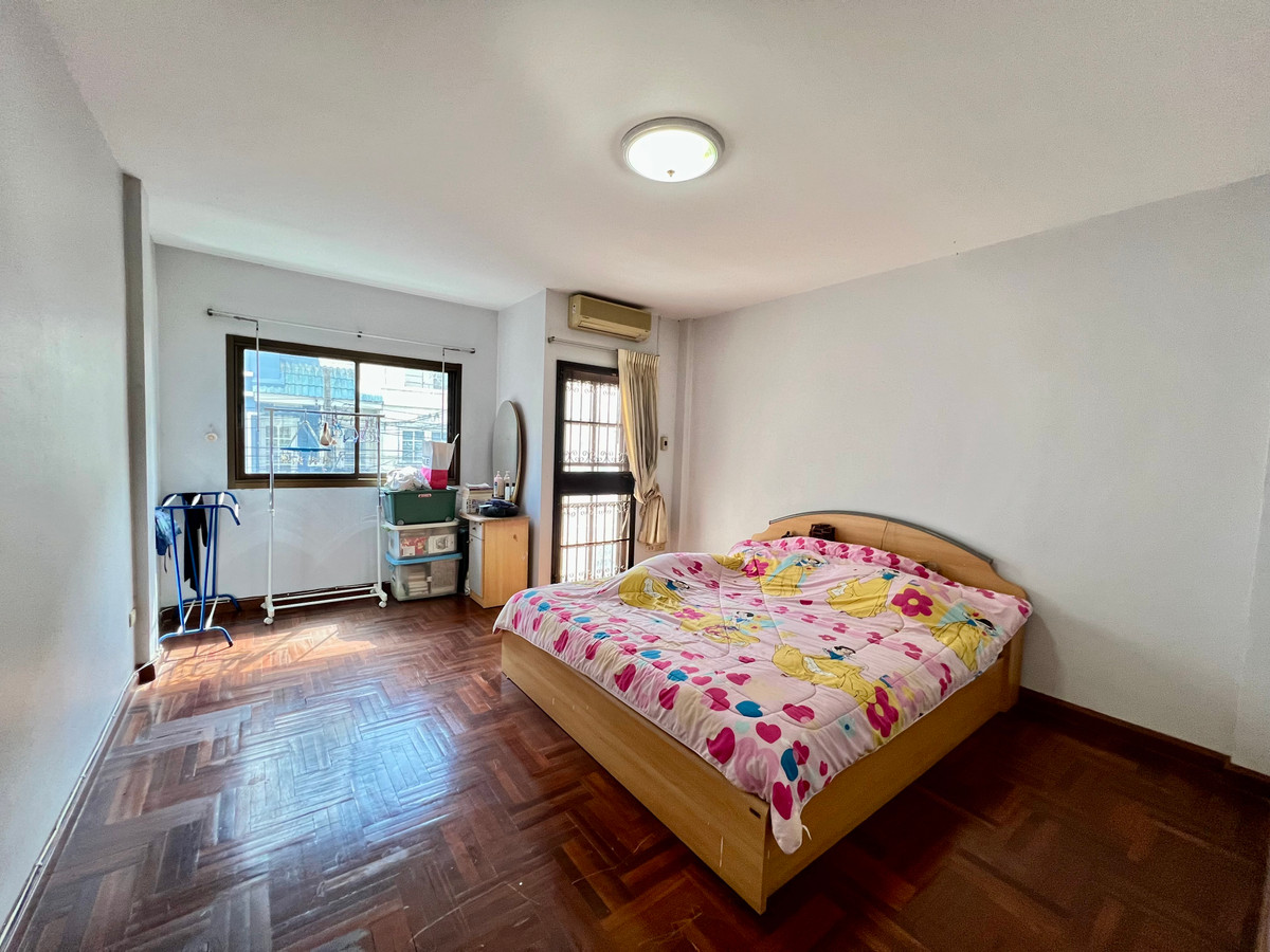 ขายทาวน์โฮมโชคชัย4 ลาดพร้าว71 : ขายทาวน์โฮม 3 ชั้น หมู่บ้านเกตุนุติเชอมีเน่ ลาดพร้าว 87 | ทำเลศักยภาพ ใจกลางลาดพร้าว เดินทางสะดวก ใกล้สิ่งอำนวยความสะดวกครบ