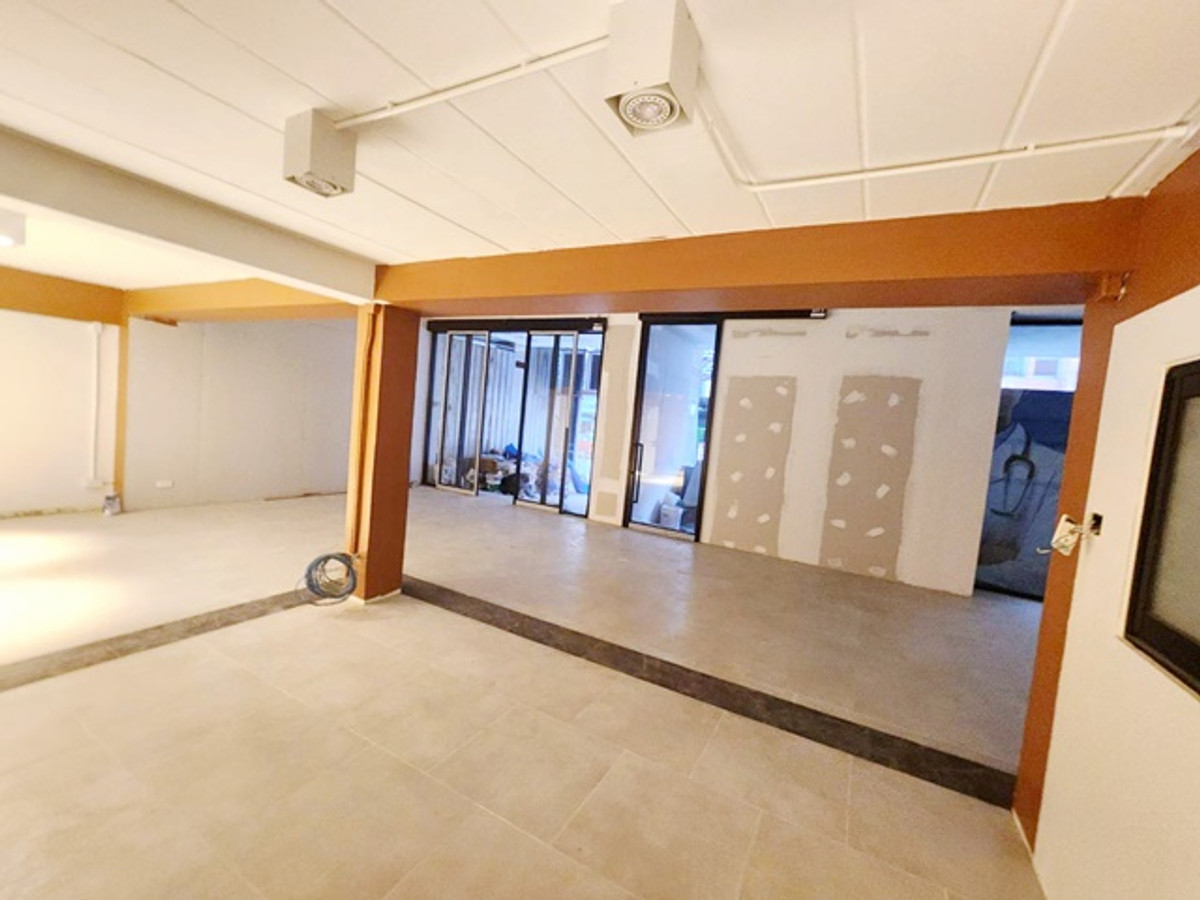 showroom Along Ekkamai-Ramintra Expressway 3 km. Pink Line RamIntra Km.9 490m. KPIS Inter Sch 3.3km. Loading...