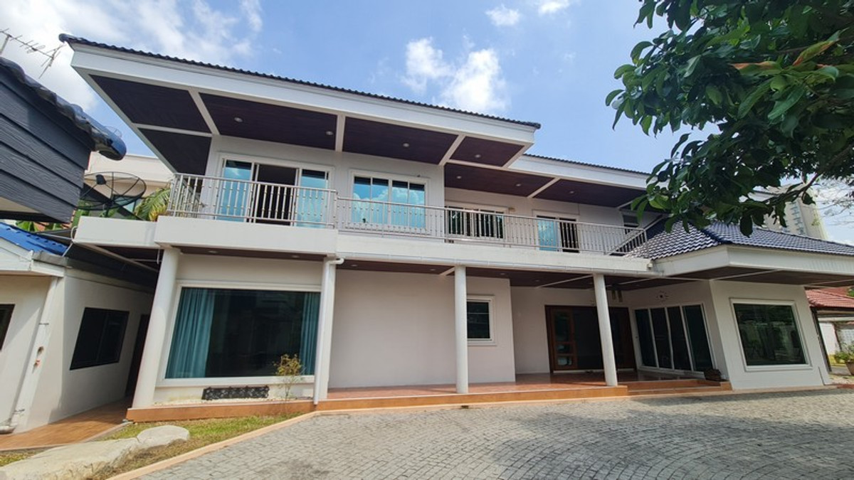 House for Rent – 2-Storey Detached House, Muang Thong Thani Project 2 | Large House on 300 Sq.W. Land | 3 Bedrooms | Fully Built-in Teak Furniture | Spacious Garden | 85,000 Baht/Month Loading...