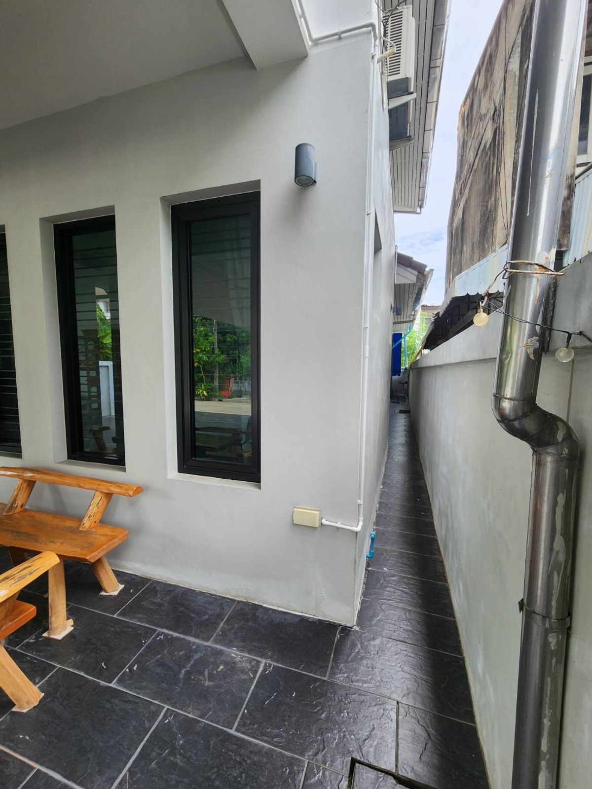 For SaleHouseOnnut, Udomsuk : 3-story detached house for sale, 4 bedrooms, 4 bathrooms, 1 maid's room, near BTS Punnawithi in Muang Thong Village 4, Sukhumvit 101.