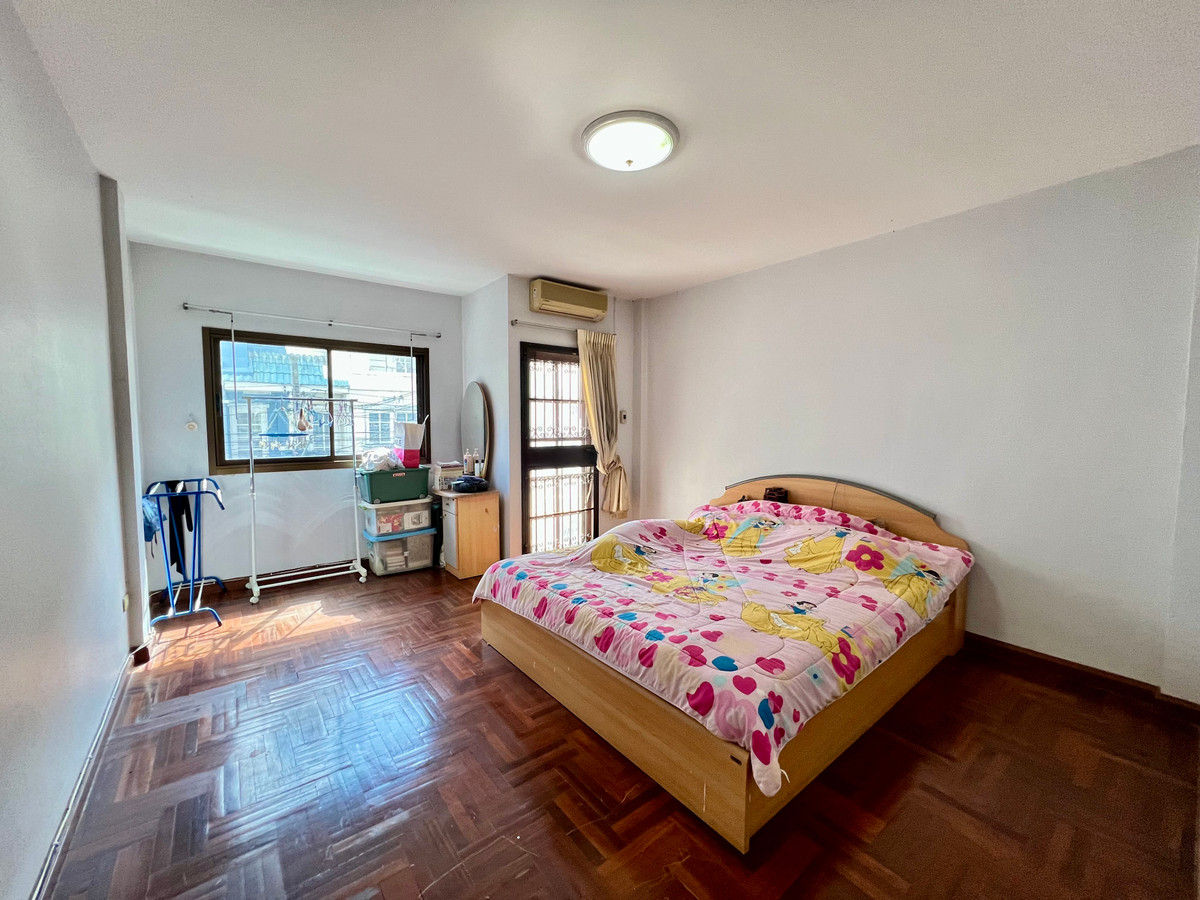 ขายทาวน์โฮมโชคชัย4 ลาดพร้าว71 : ขายทาวน์โฮม 3 ชั้น หมู่บ้านเกตุนุติเชอมีเน่ ลาดพร้าว 87 | ทำเลศักยภาพ ใจกลางลาดพร้าว เดินทางสะดวก ใกล้สิ่งอำนวยความสะดวกครบ