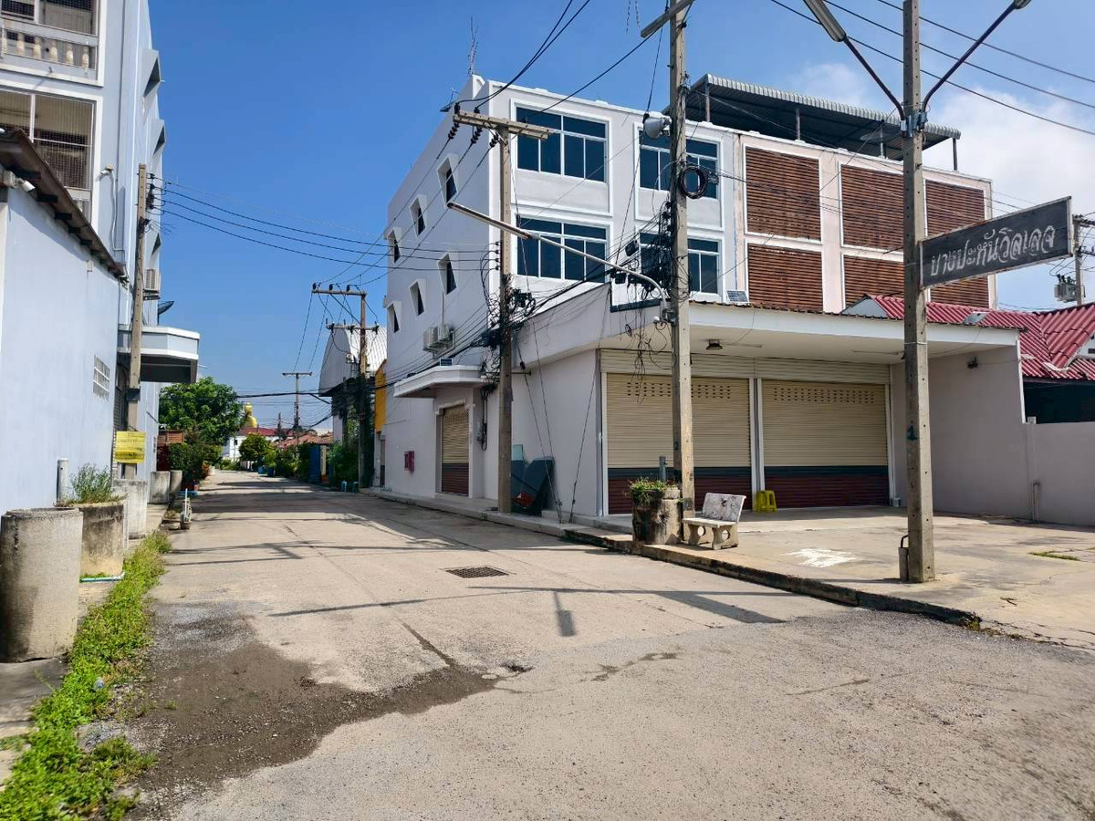 บ้านเดี่ยว 2 ชั้น พื้นที่ใช้สอย 240 ตารางเมตร พร้อมที่ดิน รวมเนื้อที่ 181.2 ตารางวา ในบางปะหันวิลเลจ อำเภอบางปะหัน จังหวัดพระนครศรีอยุธยา เหมาะสำหรับพักอาศัย หมู่บ้านเงียบสงบ มีพื้นที่สำหรับปลูกต้นไม้ หรือจะสร้างบ้านอีกหลังก็ยังไหว  Loading...