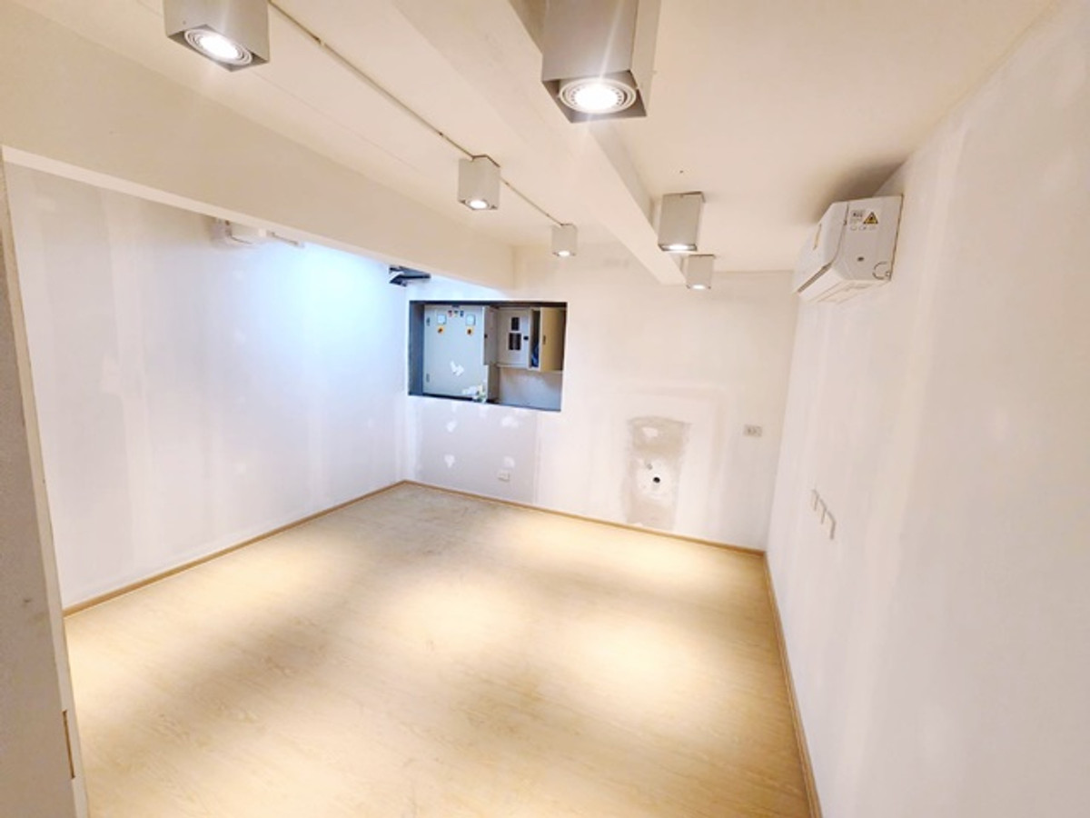 showroom Along Ekkamai-Ramintra Expressway 3 km. Pink Line RamIntra Km.9 490m. KPIS Inter Sch 3.3km. Loading...