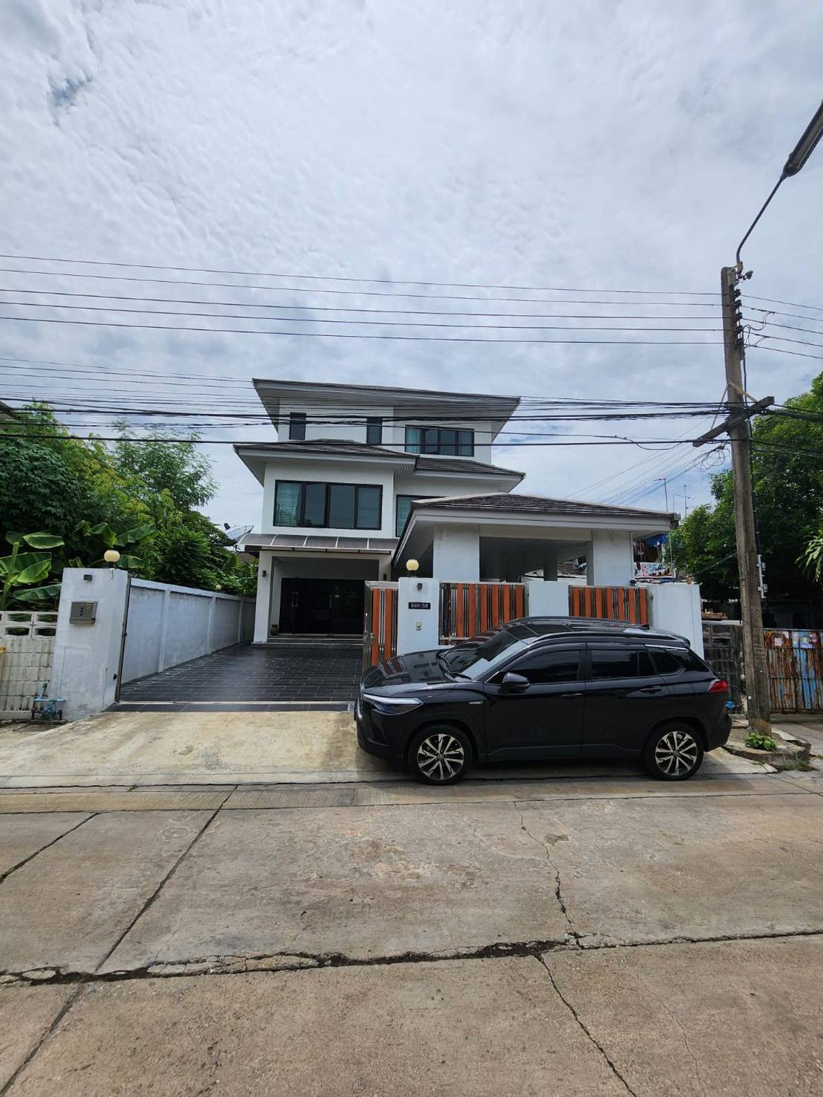 For SaleHouseOnnut, Udomsuk : 3-story detached house for sale, 4 bedrooms, 4 bathrooms, 1 maid's room, near BTS Punnawithi in Muang Thong Village 4, Sukhumvit 101.