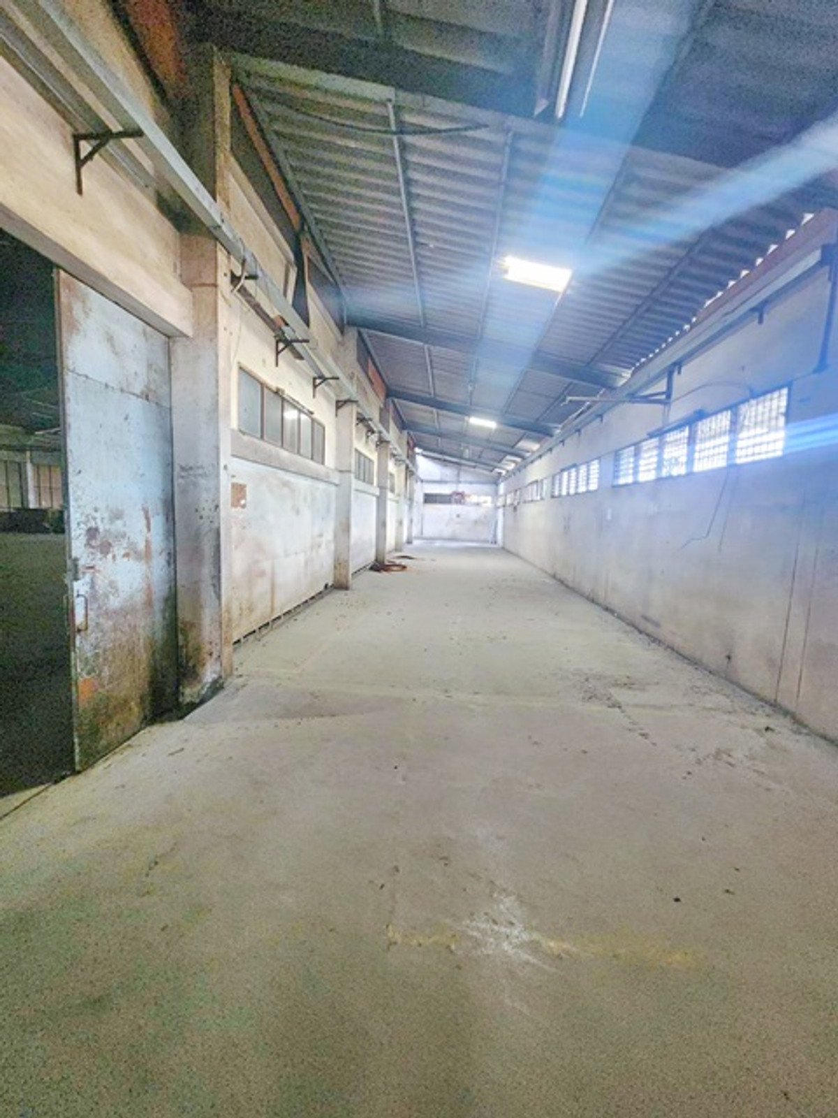 รถเทเลอร์ 18 ล้อเข้าได้ ให้เช่าโกดังพร้อมสำนักงาน 220 ตร.ม. ถ.สุขสวัสดิ์ 64-74 ประชาอุทิศ-บางครุ พระประแดง Loading...