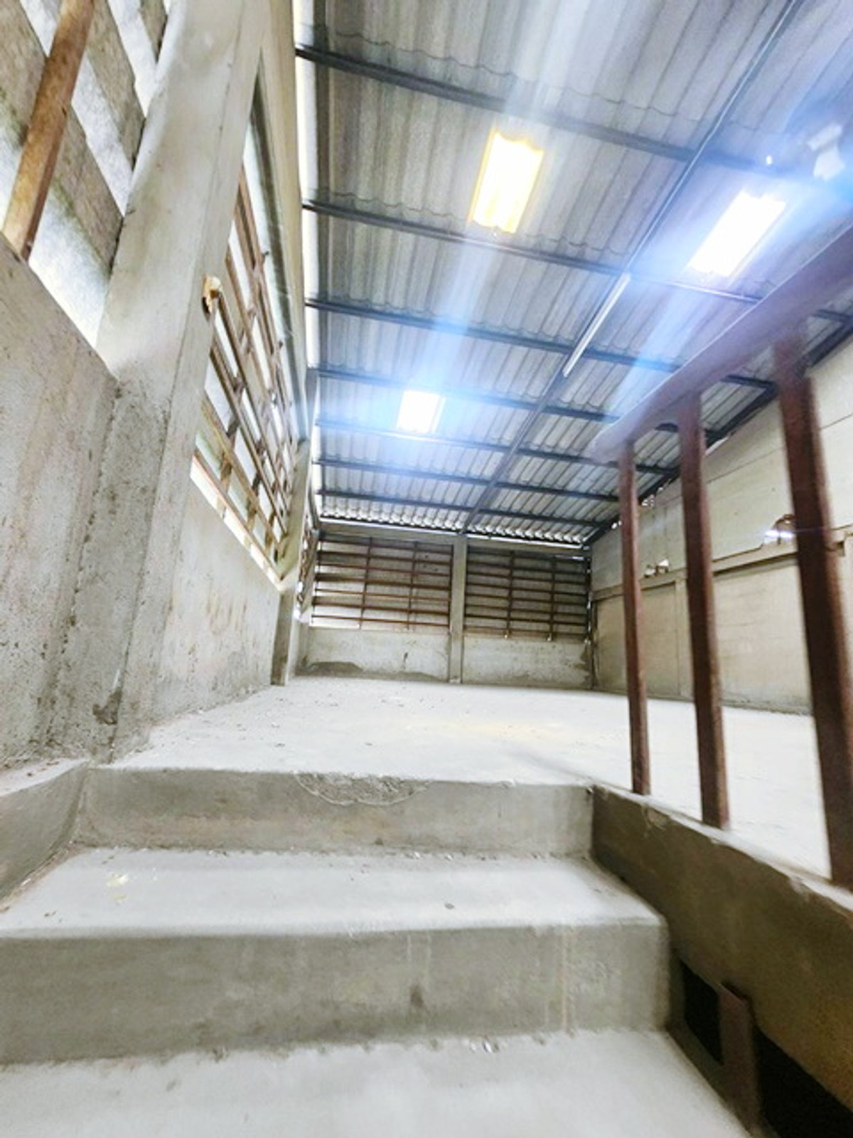 ประชาอุทิศ-บางครุ รถเทเลอร์ 18 ล้อเข้าได้ ถ.สุขสวัสดิ์ 62-72 ให้เช่าโกดัง และอาคาร2ชัั้น 600ตร.ม. Loading...