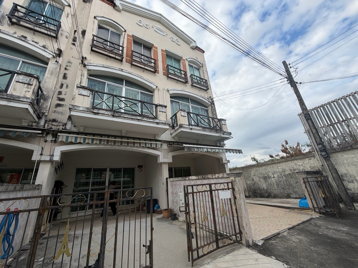 For RentTownhomeRamkhamhaeng, Hua Mak : For rent: Baan Klang Muang The Paris Rama 9 – Ramkhamhaeng.