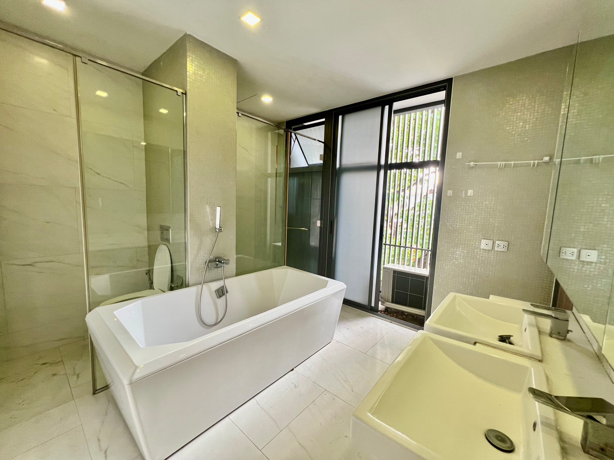 ให้เช่าบ้านเลียบทางด่วนรามอินทรา : ให้เช่าบ้านเดี่ยว 3 ชั้น สไตล์ Pool Villa โครงการ The Honor บ้านหรูหลังใหญ่ สระว่ายน้ำส่วนตัว ห้องโฮมเธียเตอร์ ความเป็นส่วนตัวระดับสูง ทำเลเลียบด่วน เอกมัย–รามอินทรา เลี้ยงสัตว์ได้