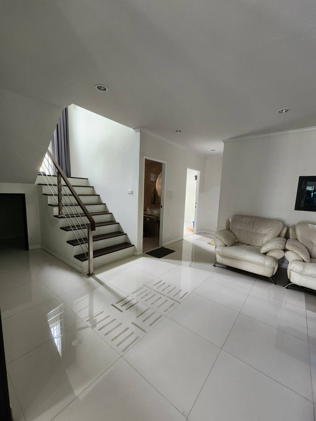 For SaleHouseOnnut, Udomsuk : 3-story detached house for sale, 4 bedrooms, 4 bathrooms, 1 maid's room, near BTS Punnawithi in Muang Thong Village 4, Sukhumvit 101.