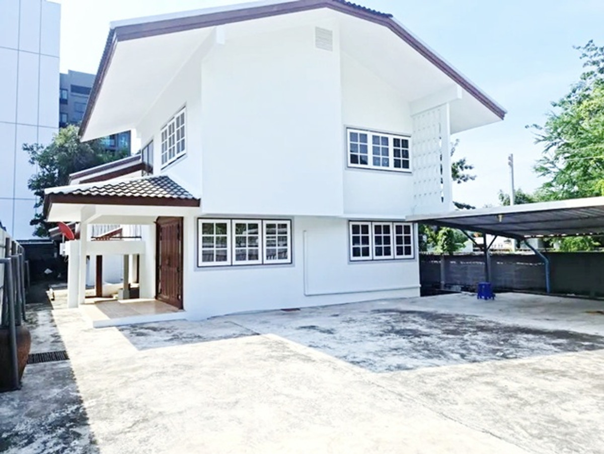 Soi LatPhrao40-48 5bed 4bath MRT Phawana 200m. For rent luxurious 2-story detached house large house Loading...