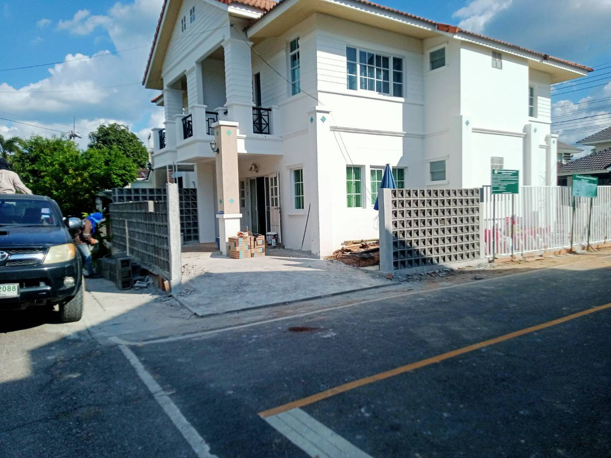 ขายเชียงใหม่ : ขายบ้านแฝด 2 ชั้น สไตล์โคโลเนียล ทำเลดีมาก ใกล้รวมโชค มอลล์ จังหวัดเชียงใหม่