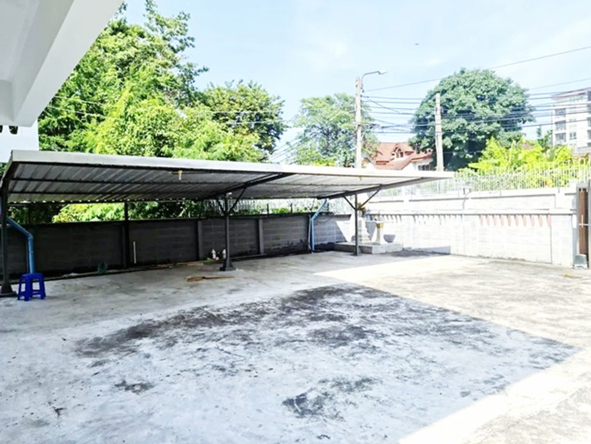 Soi LatPhrao40-48 5bed 4bath MRT Phawana 200m. For rent luxurious 2-story detached house large house Loading...