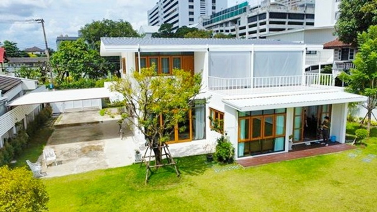 ให้เช่าบ้านสะพานควาย จตุจักร : ศาลแพ่ง รัชดา 19-25 MRTลาดพร้าว 800ม. ลาดพร้าว 1-15 คฤหาสน์สุดหรู 2 ชั้น พร้อมสนามหญ้าใหญ่ 265ตร.วา.