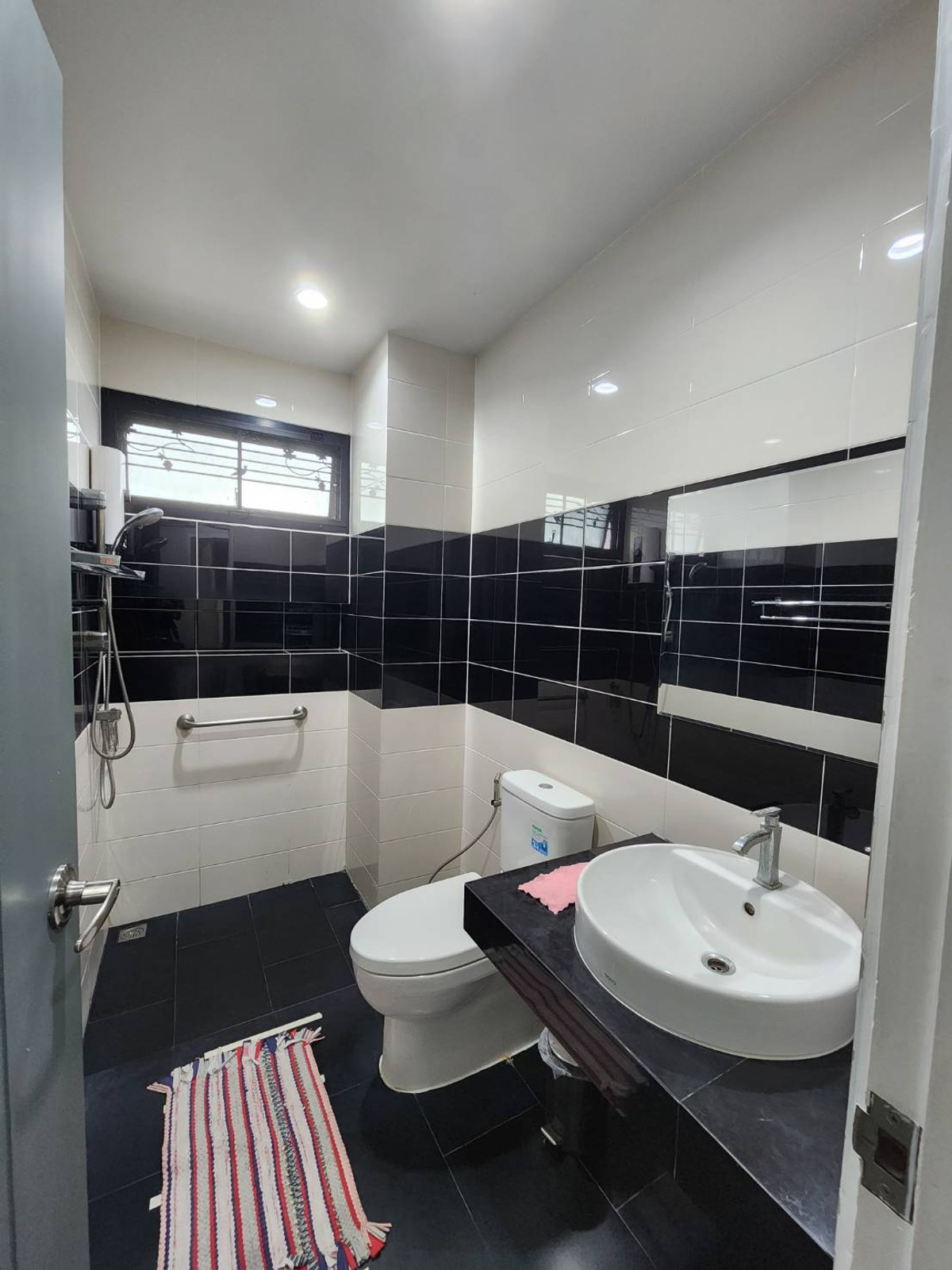 For SaleHouseOnnut, Udomsuk : 3-story detached house for sale, 4 bedrooms, 4 bathrooms, 1 maid's room, near BTS Punnawithi in Muang Thong Village 4, Sukhumvit 101.