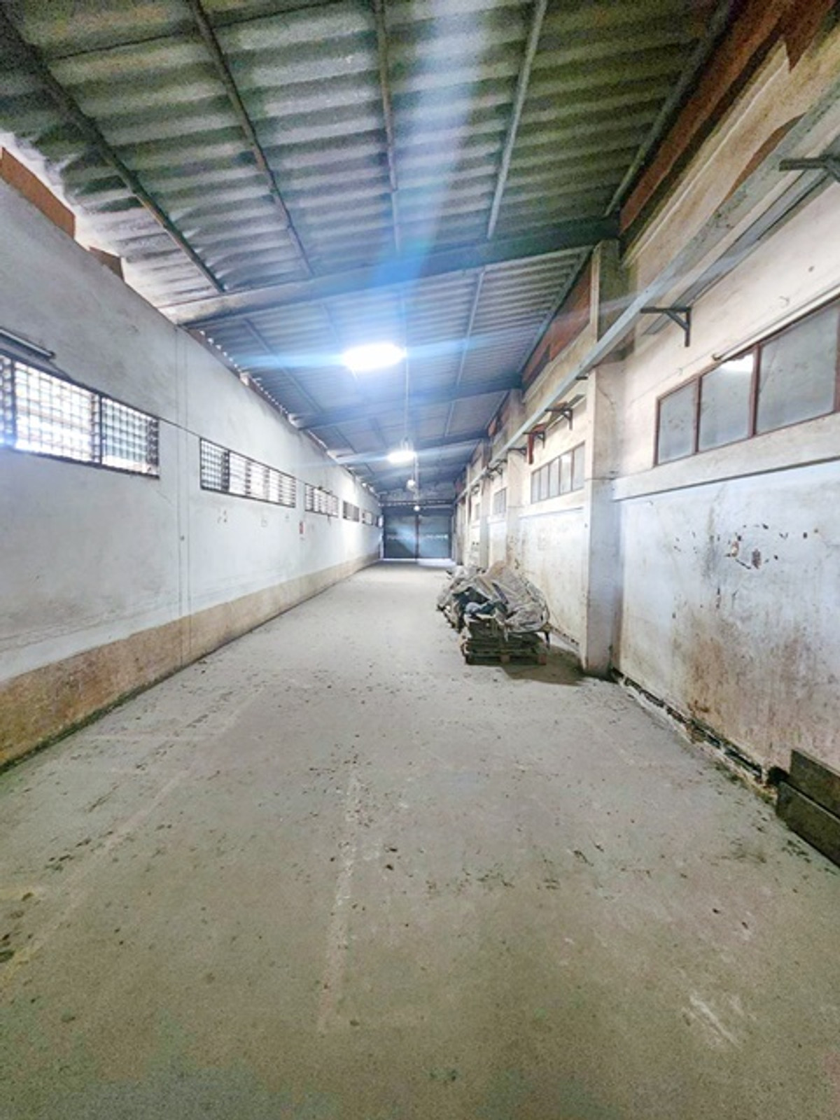 รถเทเลอร์ 18 ล้อเข้าได้ ให้เช่าโกดังพร้อมสำนักงาน 220 ตร.ม. ถ.สุขสวัสดิ์ 64-74 ประชาอุทิศ-บางครุ พระประแดง Loading...