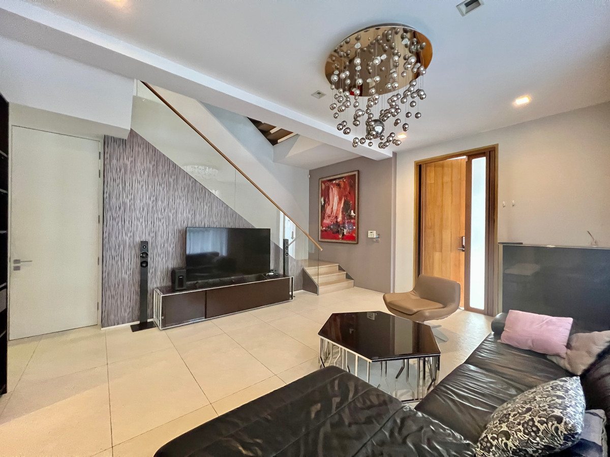 ให้เช่าบ้านเลียบทางด่วนรามอินทรา : ให้เช่าบ้านเดี่ยว 3 ชั้น สไตล์ Pool Villa โครงการ The Honor | บ้านหรูหลังใหญ่ สระว่ายน้ำส่วนตัว ห้องโฮมเธียเตอร์ พร้อมความเป็นส่วนตัวระดับสูง ใกล้ถนนเลียบด่วน เลี้ยงสัตว์ได้