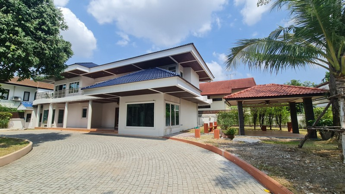 House for Rent – 2-Storey Detached House, Muang Thong Thani Project 2 | Large House on 300 Sq.W. Land | 3 Bedrooms | Fully Built-in Teak Furniture | Spacious Garden | 85,000 Baht/Month Loading...