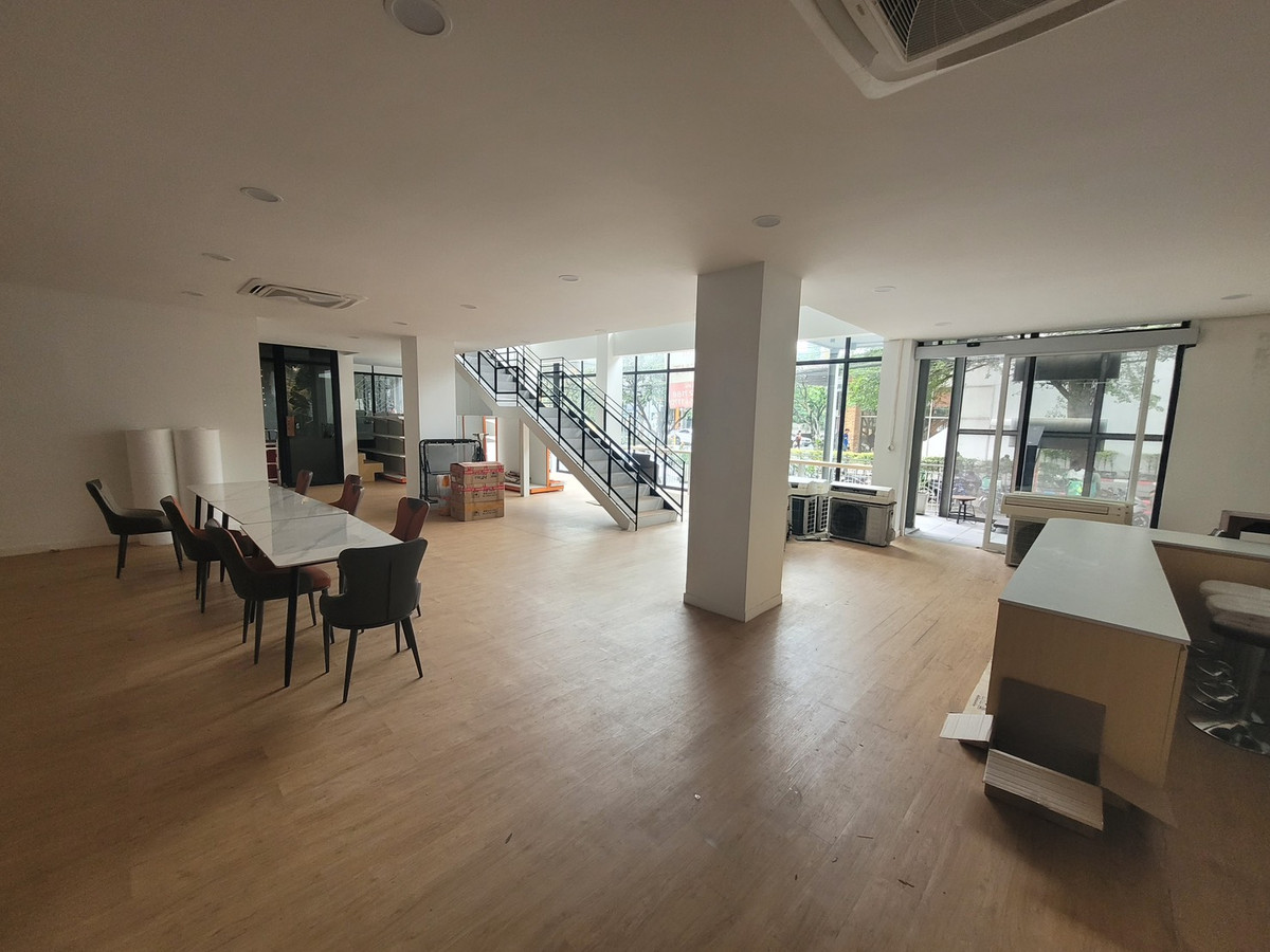 ให้เช่าร้านค้า/ตลาดนัดสุขุมวิท อโศก ทองหล่อ : ให้เช่าพื้นที่เชิงพาณิชย์ 2 ชั้น (Duplex) ใจกลางเอกมัย 265 ตร.ม. เพดานสูงโปร่ง กระจกเต็มบาน เหมาะทำโชว์รูม คาเฟ่ ออฟฟิศ