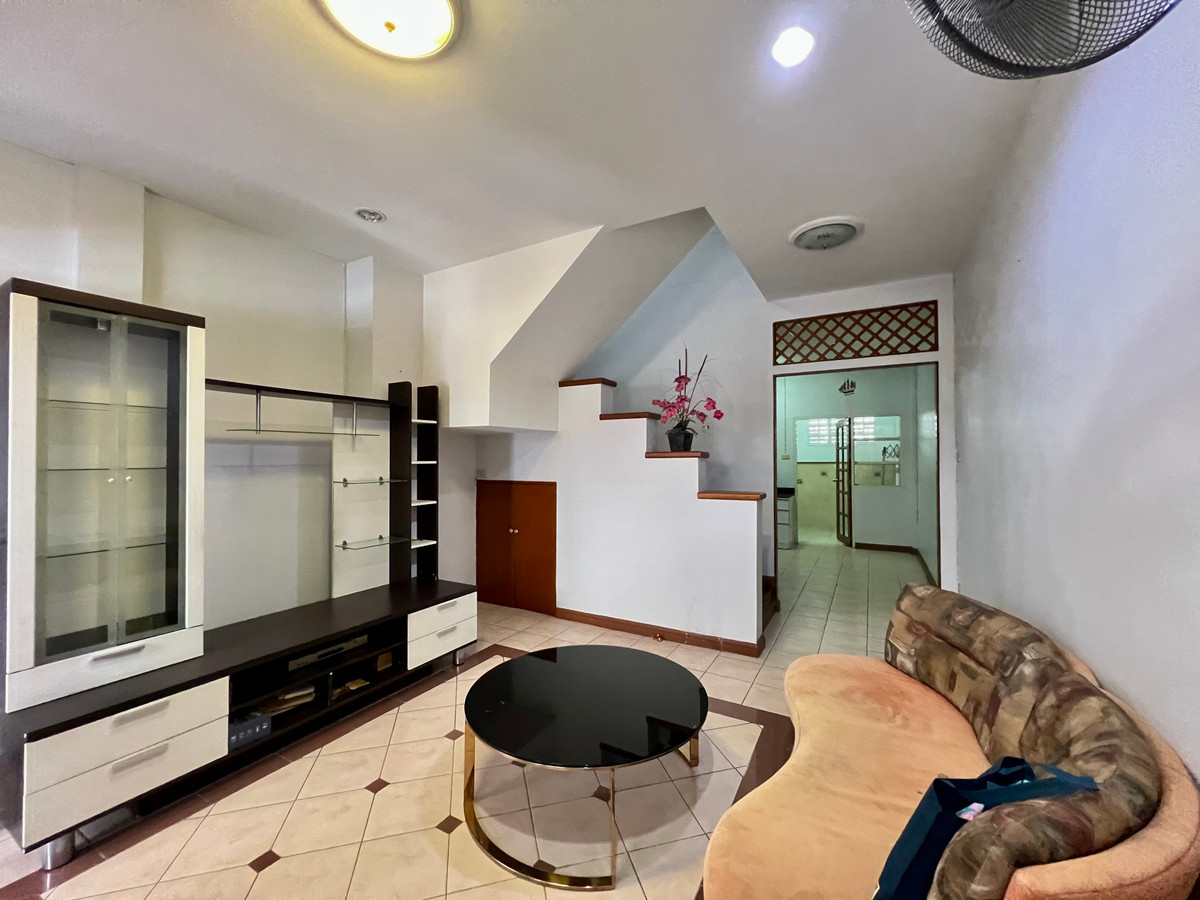 ขายทาวน์โฮมโชคชัย4 ลาดพร้าว71 : ขายทาวน์โฮม 3 ชั้น หมู่บ้านเกตุนุติเชอมีเน่ ลาดพร้าว 87 | ทำเลศักยภาพ ใจกลางลาดพร้าว เดินทางสะดวก ใกล้สิ่งอำนวยความสะดวกครบ