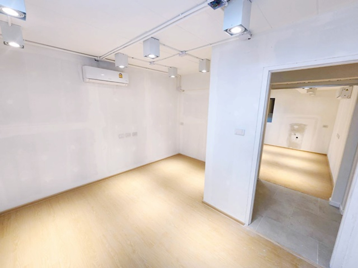 showroom Along Ekkamai-Ramintra Expressway 3 km. Pink Line RamIntra Km.9 490m. KPIS Inter Sch 3.3km. Loading...