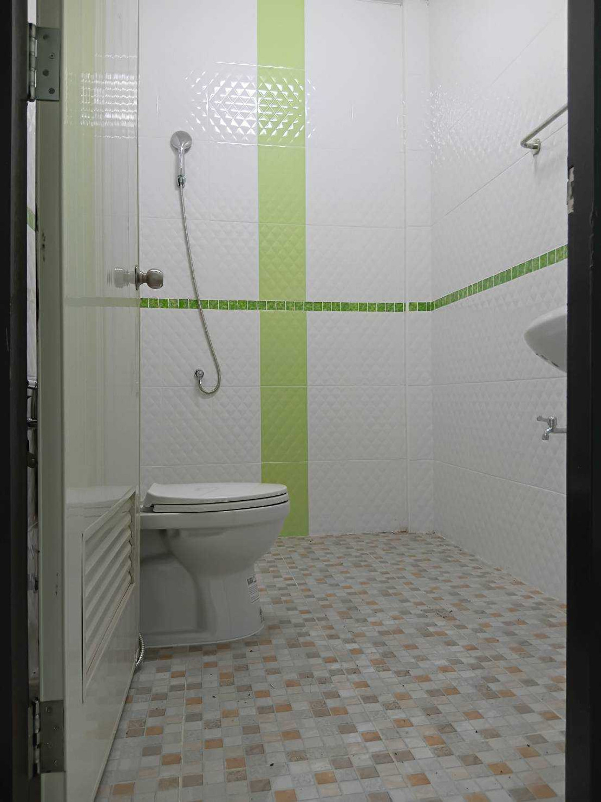 Commercial Building for Sale: Near Bus Terminal, suitable for Home Office. Loading...