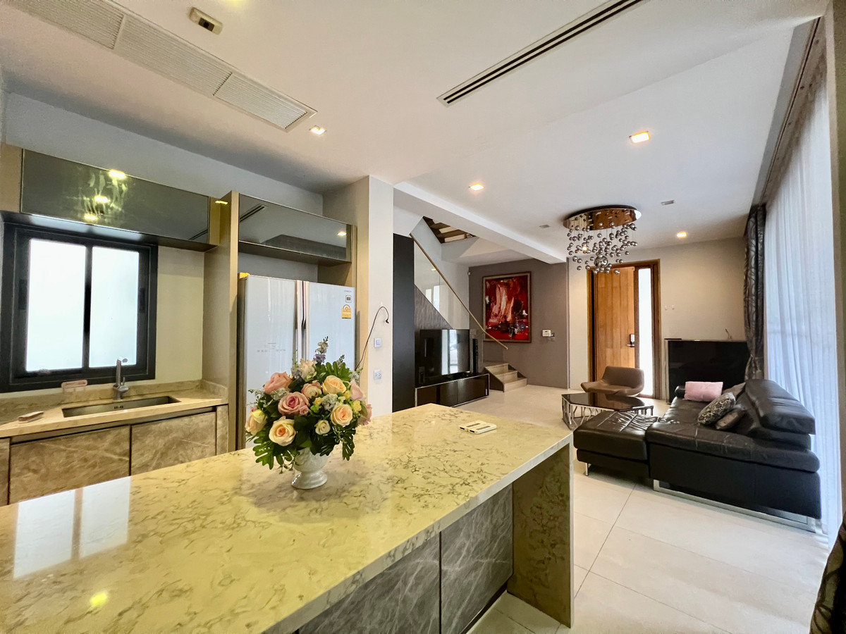 ให้เช่าบ้านเลียบทางด่วนรามอินทรา : ให้เช่าบ้านเดี่ยว 3 ชั้น สไตล์ Pool Villa โครงการ The Honor บ้านหรูหลังใหญ่ สระว่ายน้ำส่วนตัว ห้องโฮมเธียเตอร์ ความเป็นส่วนตัวระดับสูง ทำเลเลียบด่วน เอกมัย–รามอินทรา เลี้ยงสัตว์ได้