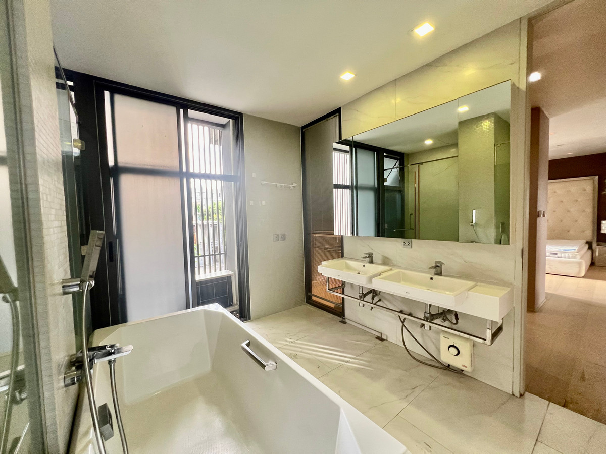 ให้เช่าบ้านเลียบทางด่วนรามอินทรา : ให้เช่าบ้านเดี่ยว 3 ชั้น สไตล์ Pool Villa โครงการ The Honor บ้านหรูหลังใหญ่ สระว่ายน้ำส่วนตัว ห้องโฮมเธียเตอร์ ความเป็นส่วนตัวระดับสูง ทำเลเลียบด่วน เอกมัย–รามอินทรา เลี้ยงสัตว์ได้