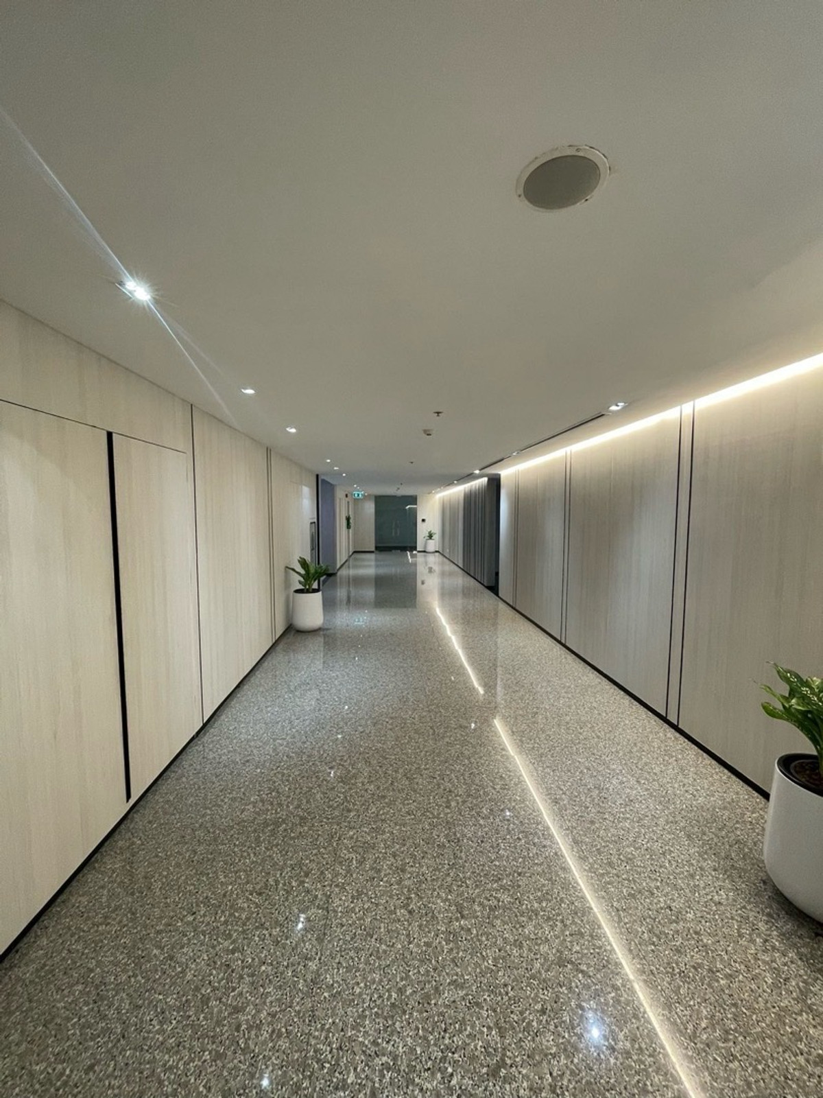 President Tower – สำนักงานให้เช่าห่างจากสถานี BTS Chit Lom เพียง 50 เมตร! Loading...