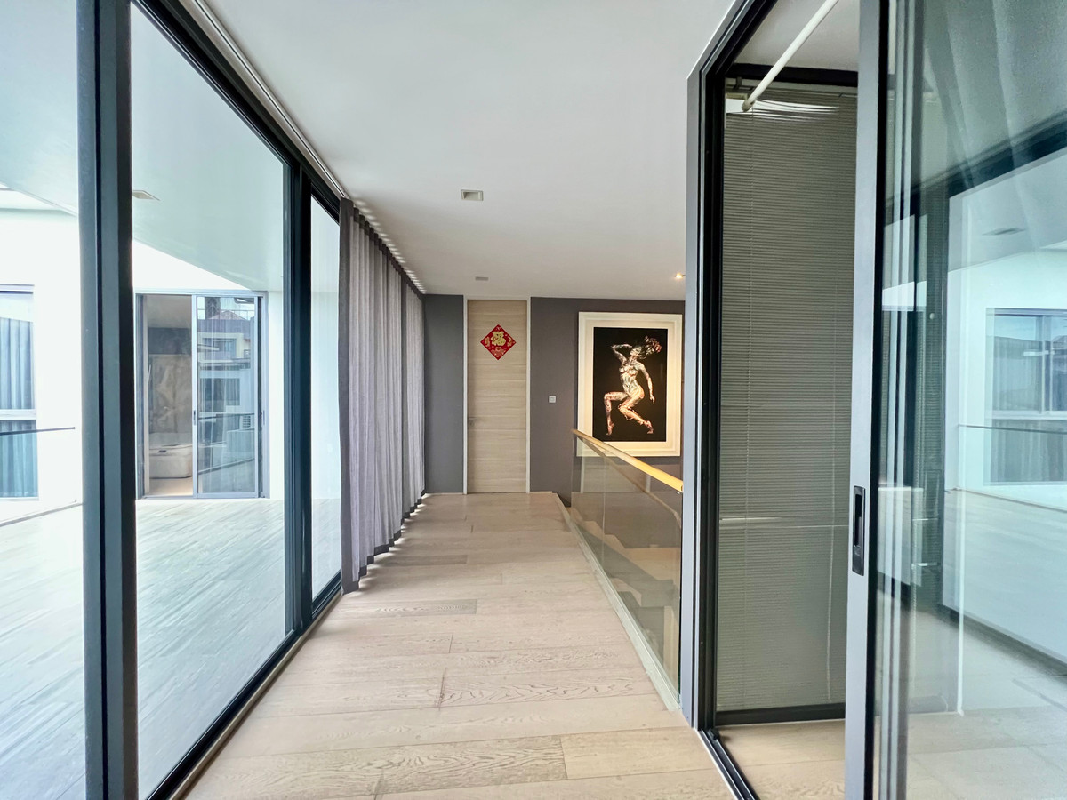 ให้เช่าบ้านเลียบทางด่วนรามอินทรา : ให้เช่าบ้านเดี่ยว 3 ชั้น สไตล์ Pool Villa โครงการ The Honor บ้านหรูหลังใหญ่ สระว่ายน้ำส่วนตัว ห้องโฮมเธียเตอร์ ความเป็นส่วนตัวระดับสูง ทำเลเลียบด่วน เอกมัย–รามอินทรา เลี้ยงสัตว์ได้