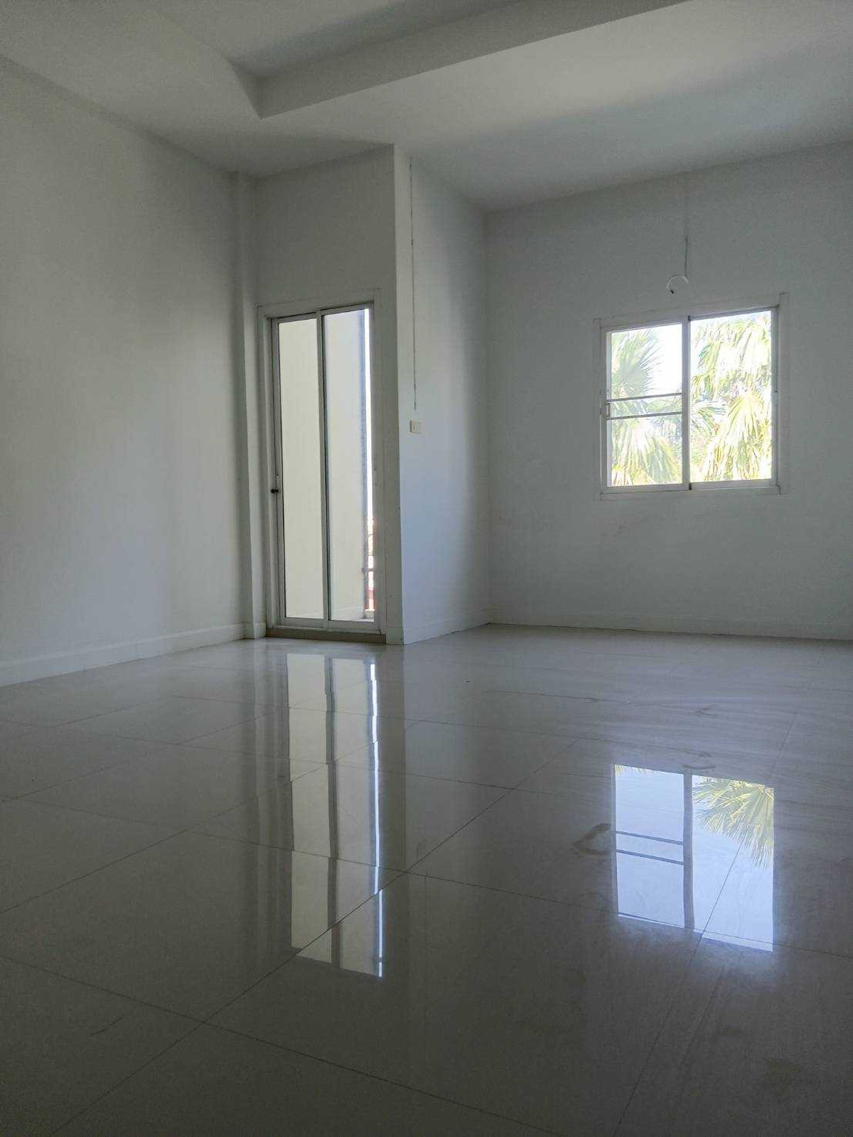 Commercial Building for Sale: Near Bus Terminal, suitable for Home Office. Loading...