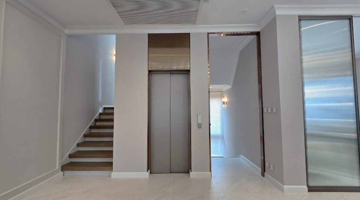 For SaleHouseSukhumvit, Asoke, Thonglor : 🏡 Newly Built 4-Storey Luxury House – Modern Design, Fully Furnished, Ready to Move In – Prime Ekkamai Location ** NO CO-AGENT ** 