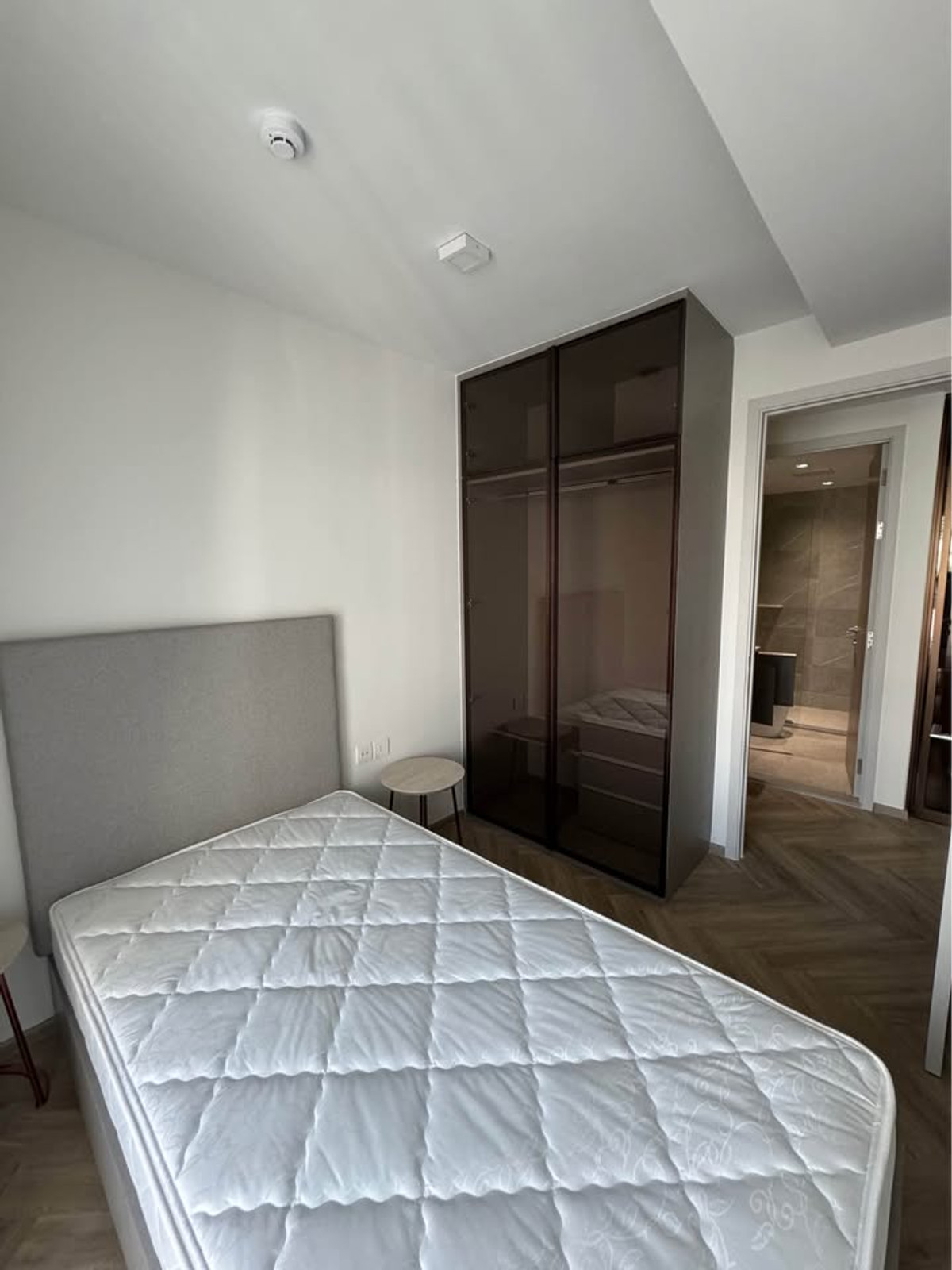 Chapter Thonglor 25 Loading...