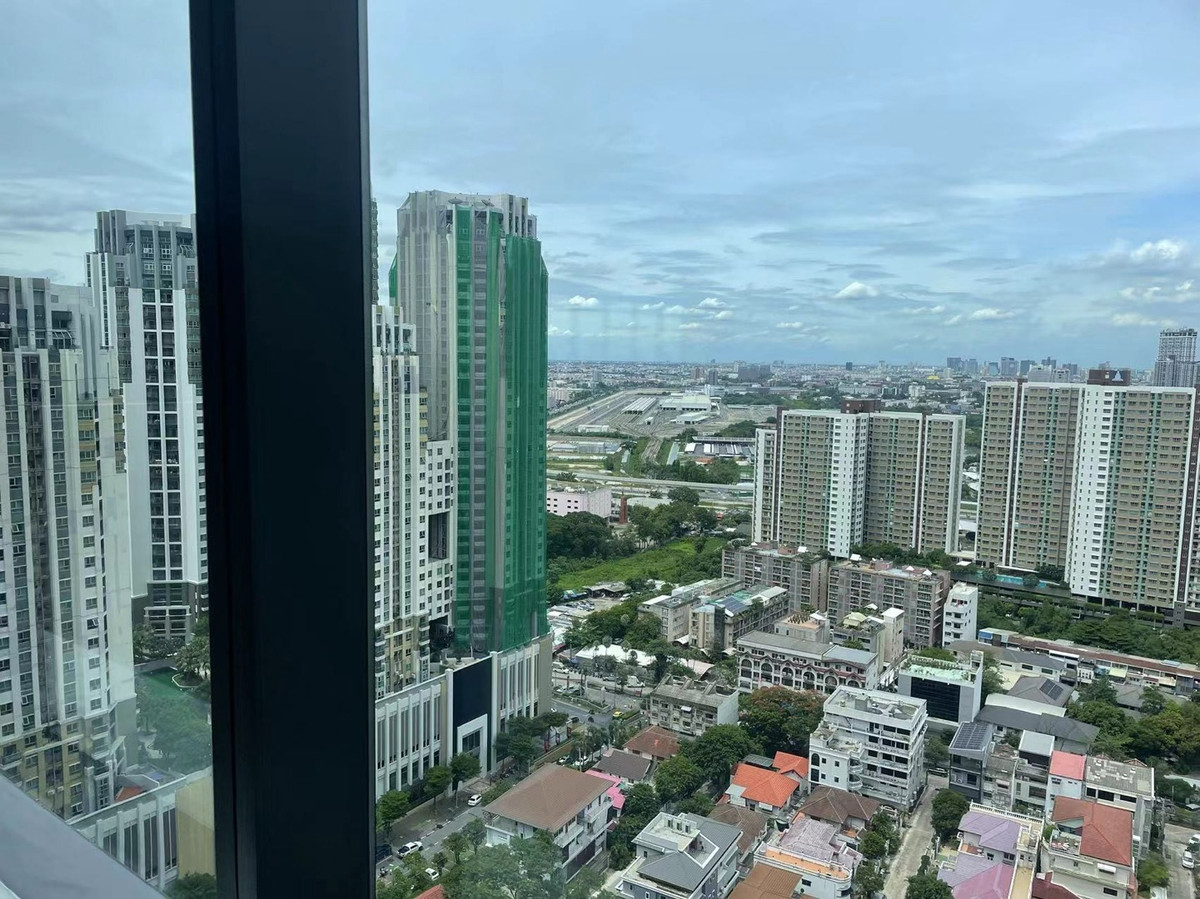 🏙️The Ninth Tower – สำนักงานให้เช่า🚆 ห่างจากสถานี MRT เพียง 450 เมตร Loading...