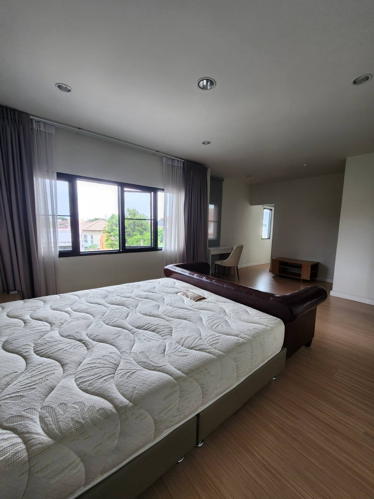 For SaleHouseOnnut, Udomsuk : 3-story detached house for sale, 4 bedrooms, 4 bathrooms, 1 maid's room, near BTS Punnawithi in Muang Thong Village 4, Sukhumvit 101.