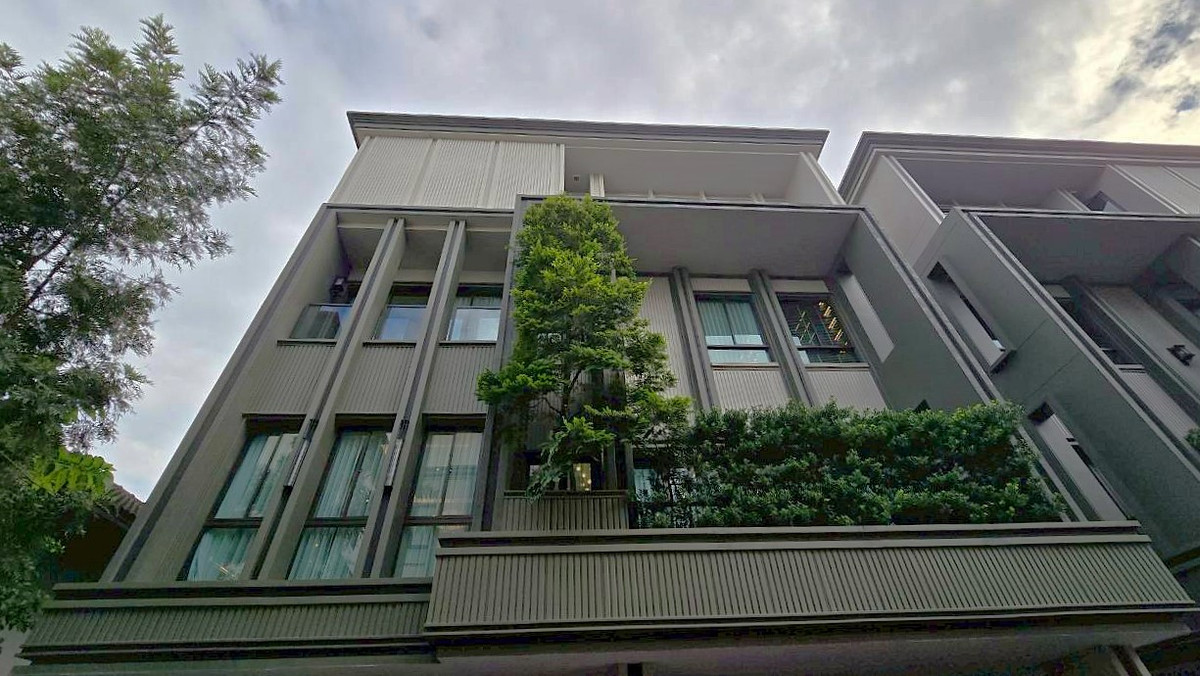 For SaleHouseSukhumvit, Asoke, Thonglor : 🏡 Newly Built 4-Storey Luxury House – Modern Design, Fully Furnished, Ready to Move In – Prime Ekkamai Location ** NO CO-AGENT ** 