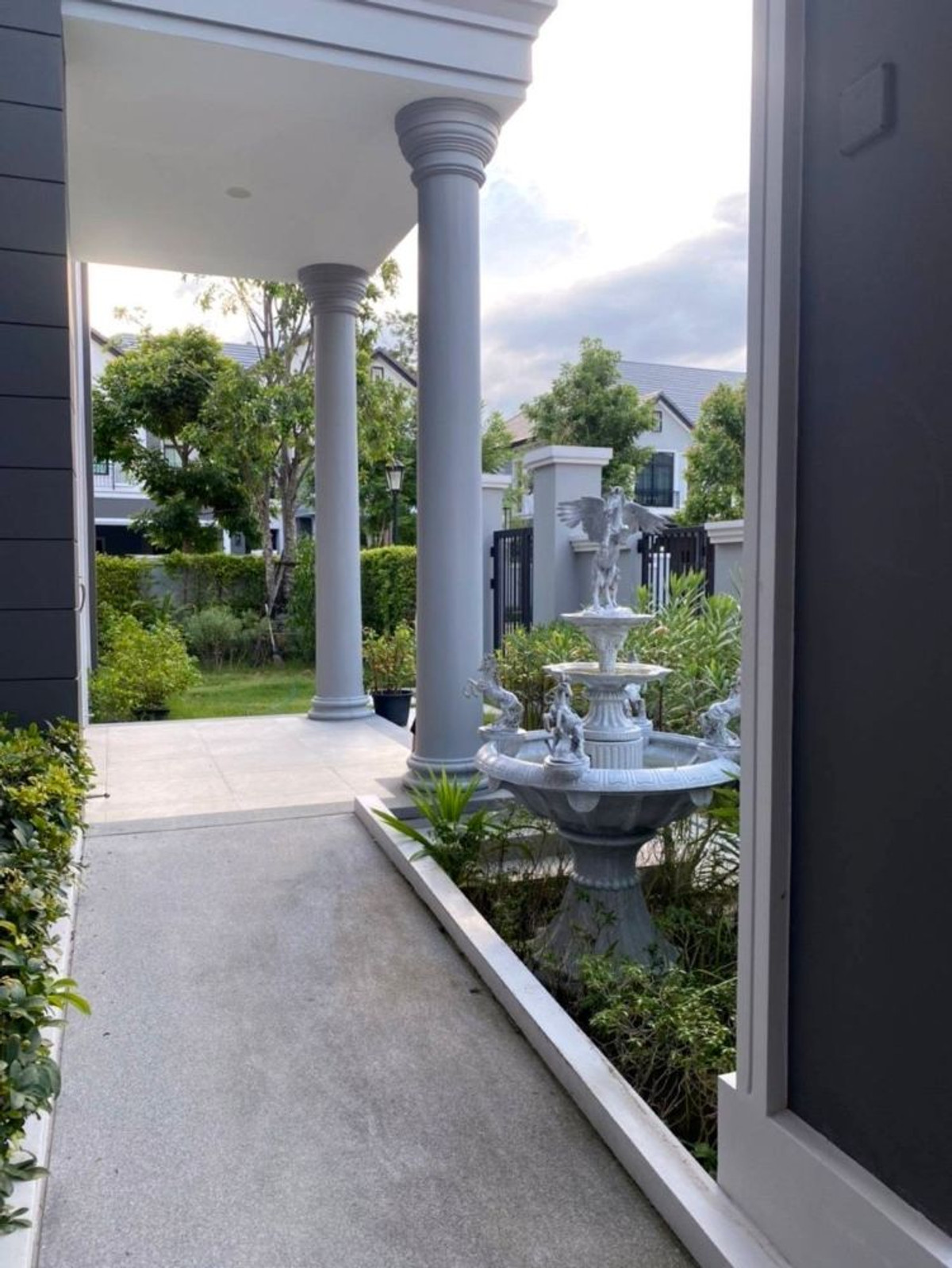 ขายบ้านเดี่ยว 2 ชั้น เดอะ พาลาซโซ่ ปิ่นเกล้า ตกแต่งพร้อมอยู่ ทำเลดี เดินทางสะดวก Loading...